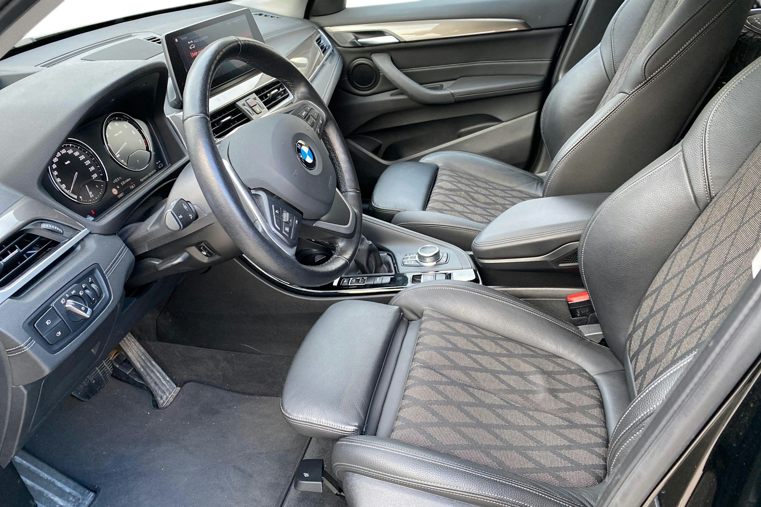 musta BMW X1 2021 kuva 3.