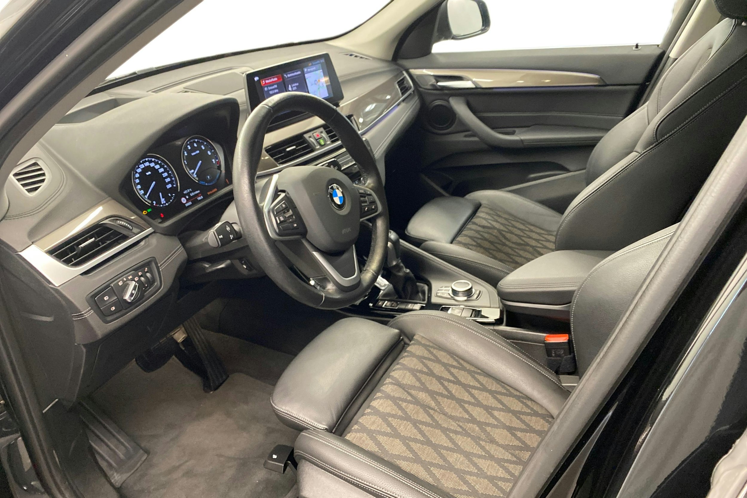 musta BMW X1 2021 kuva 7.