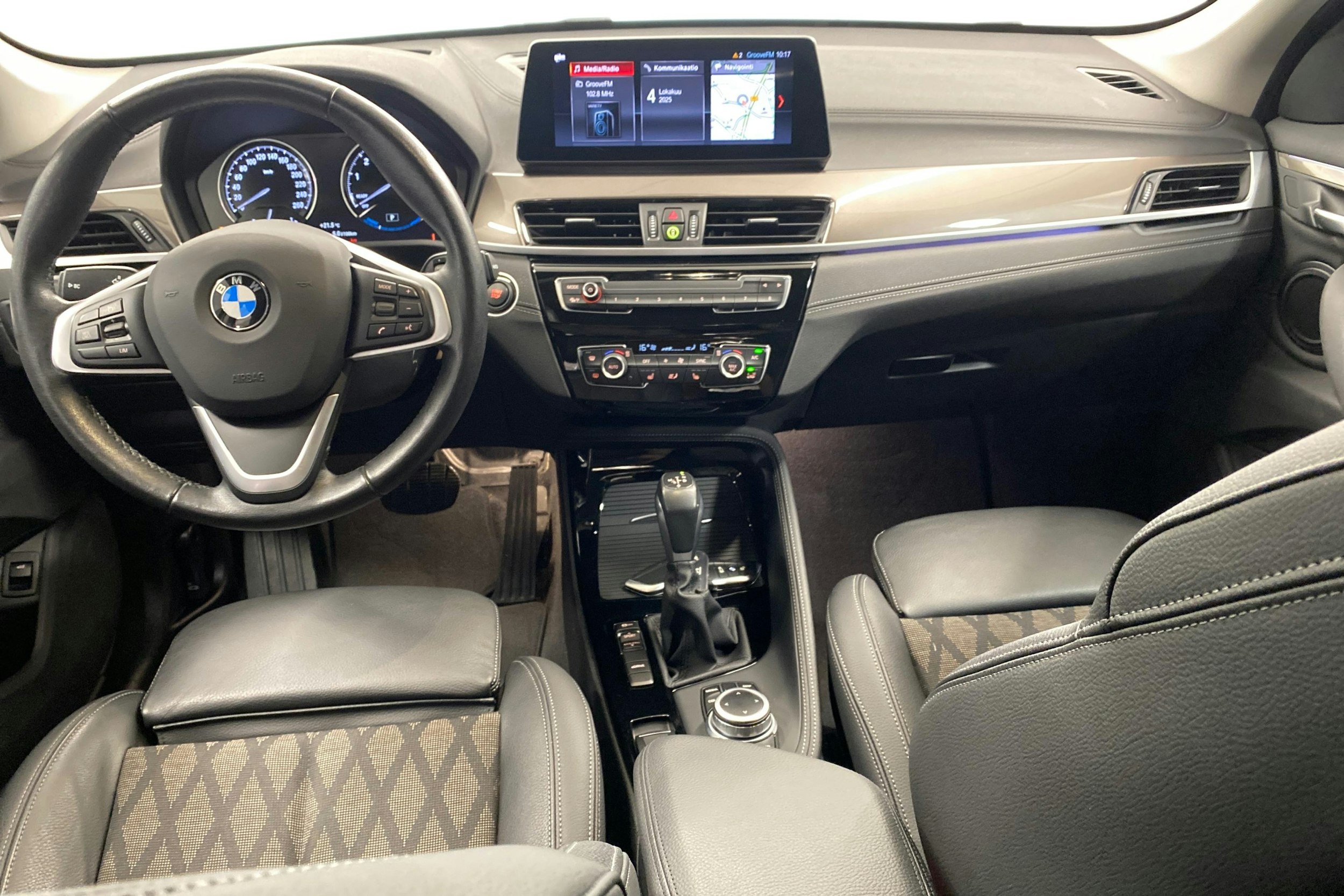 musta BMW X1 2021 kuva 9.