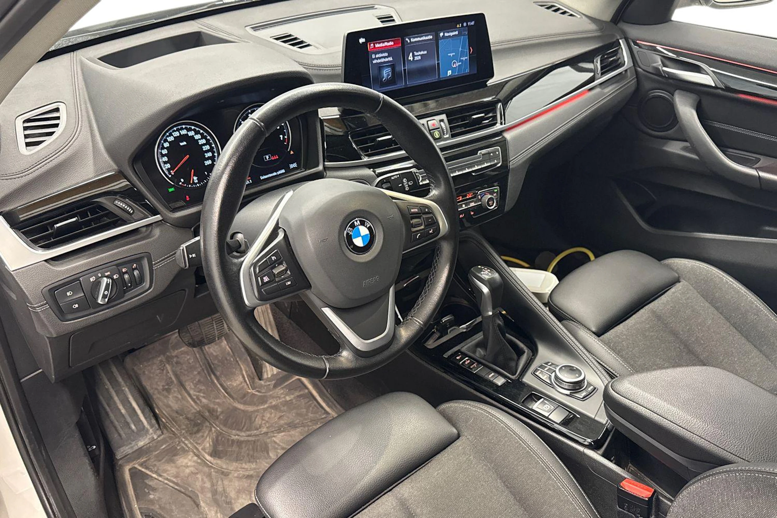 valkoinen BMW X1 2021 kuva 3.