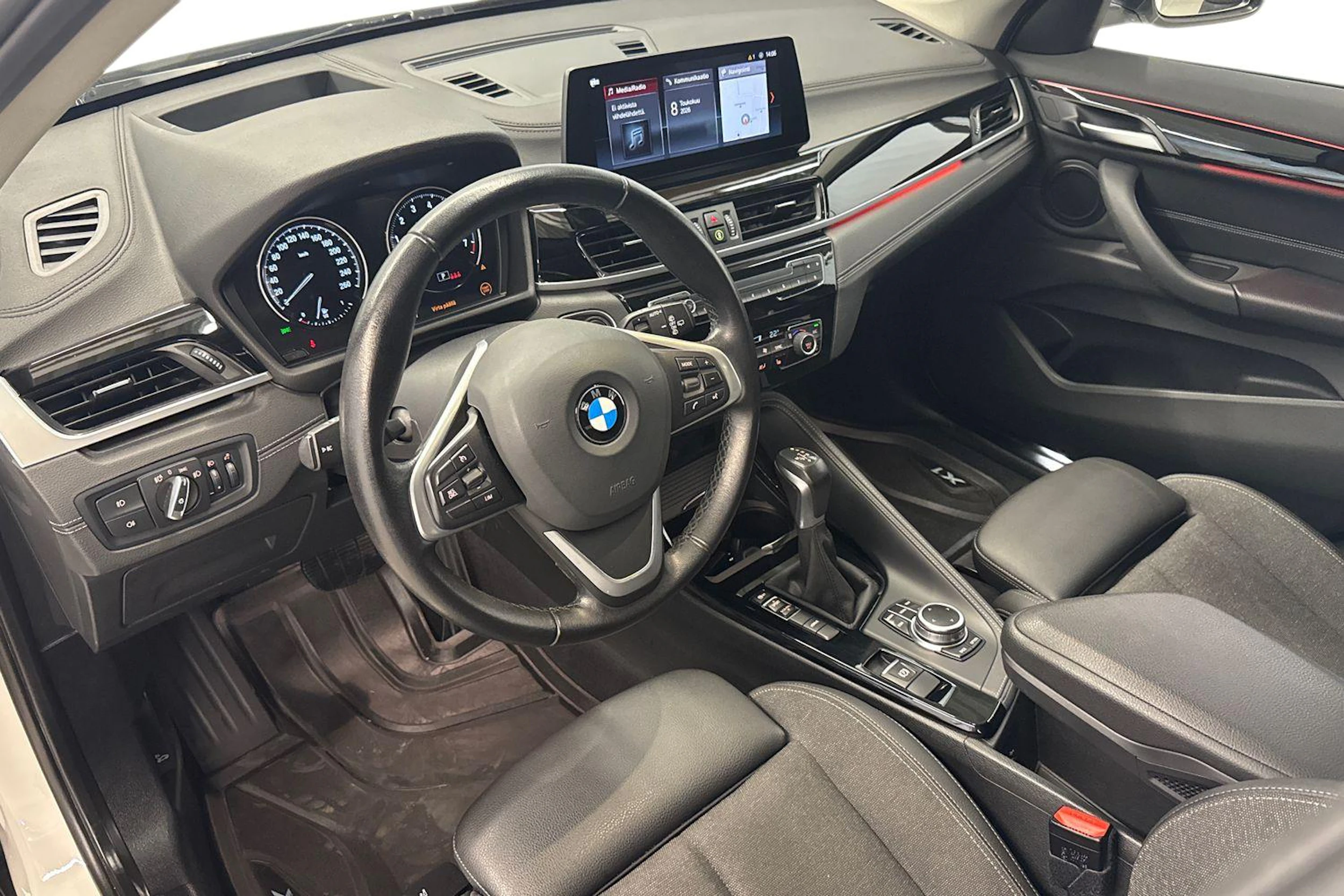 valkoinen BMW X1 2021 kuva 8.