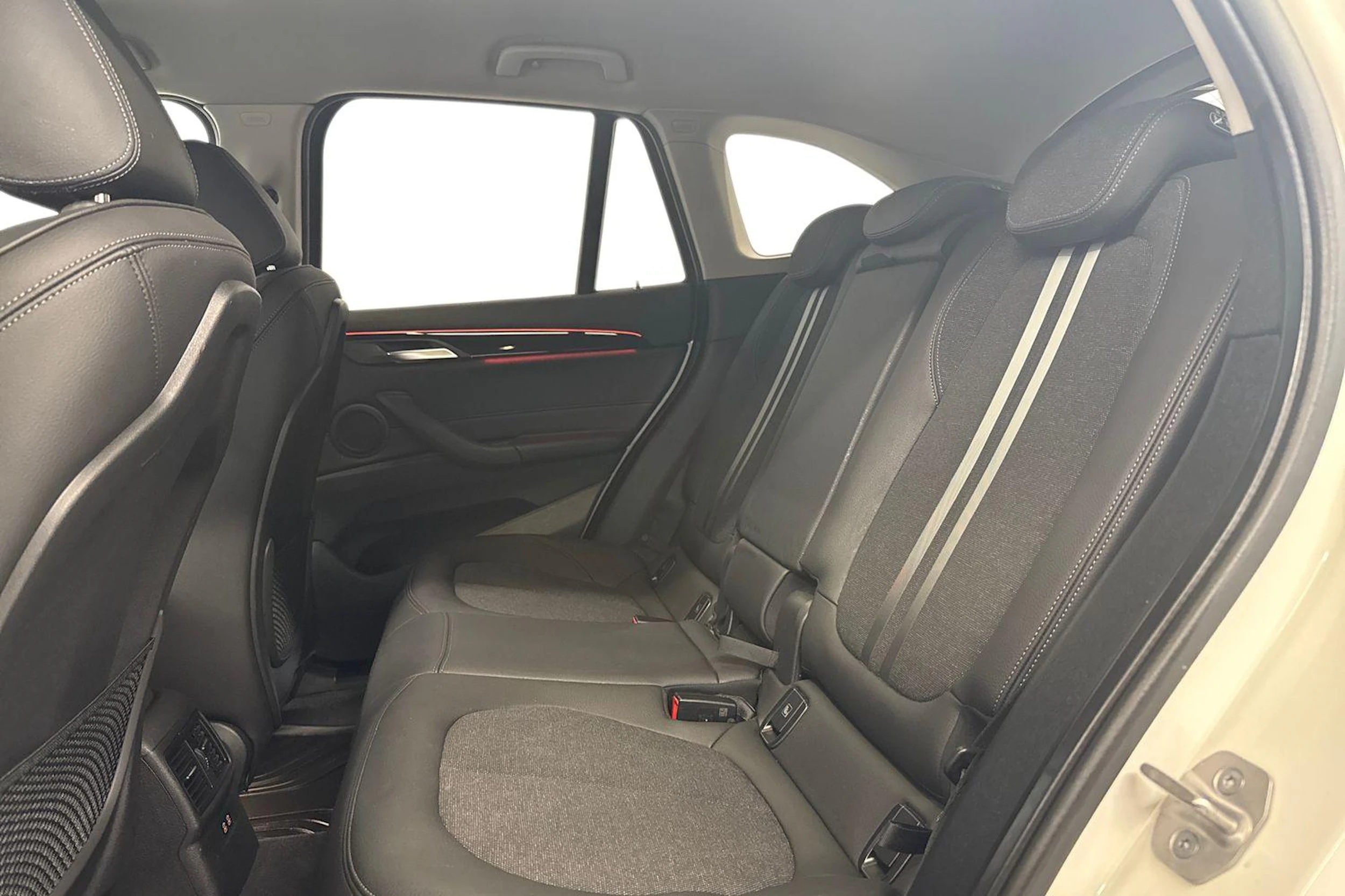 valkoinen BMW X1 2021 kuva 11.
