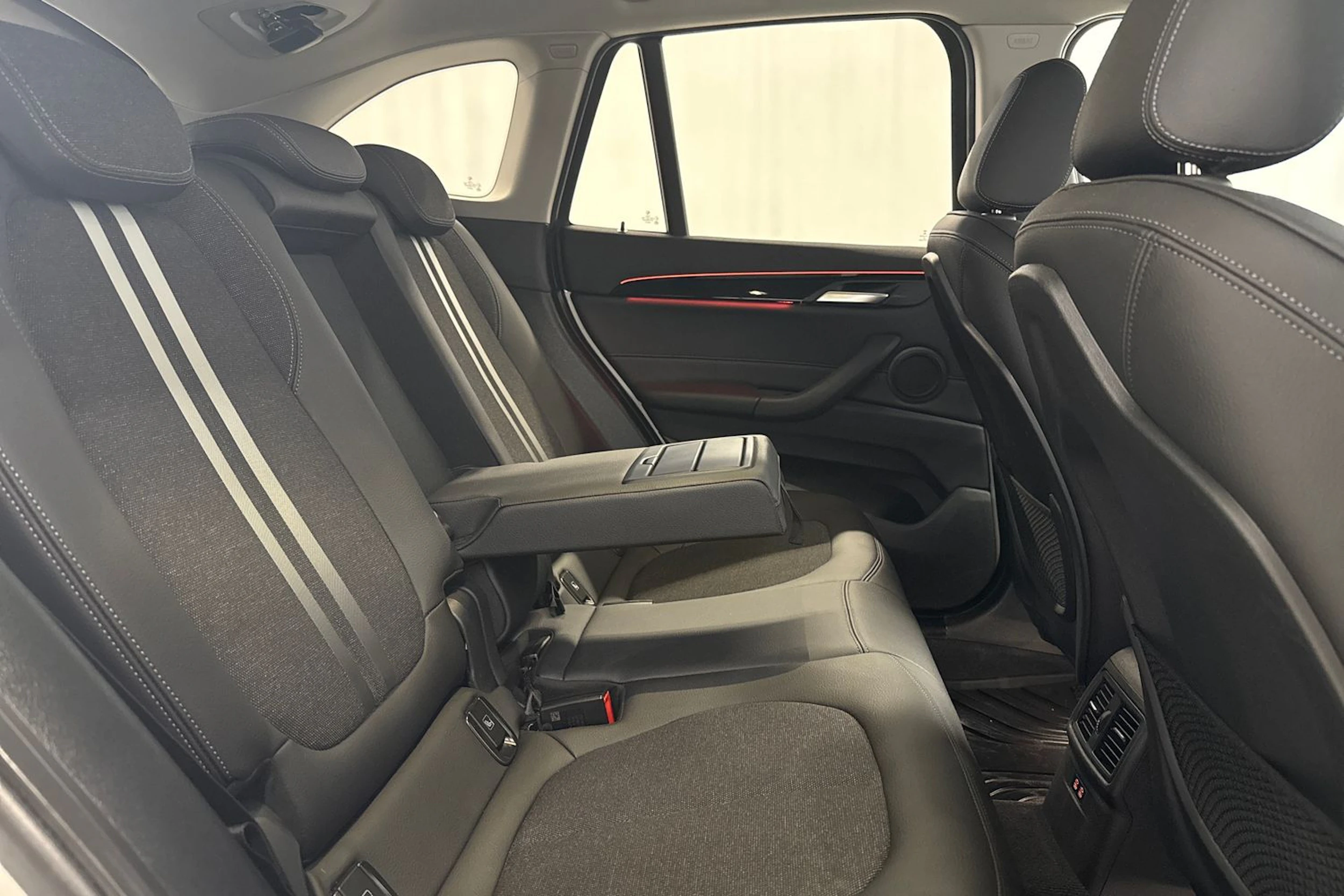 valkoinen BMW X1 2021 kuva 16.