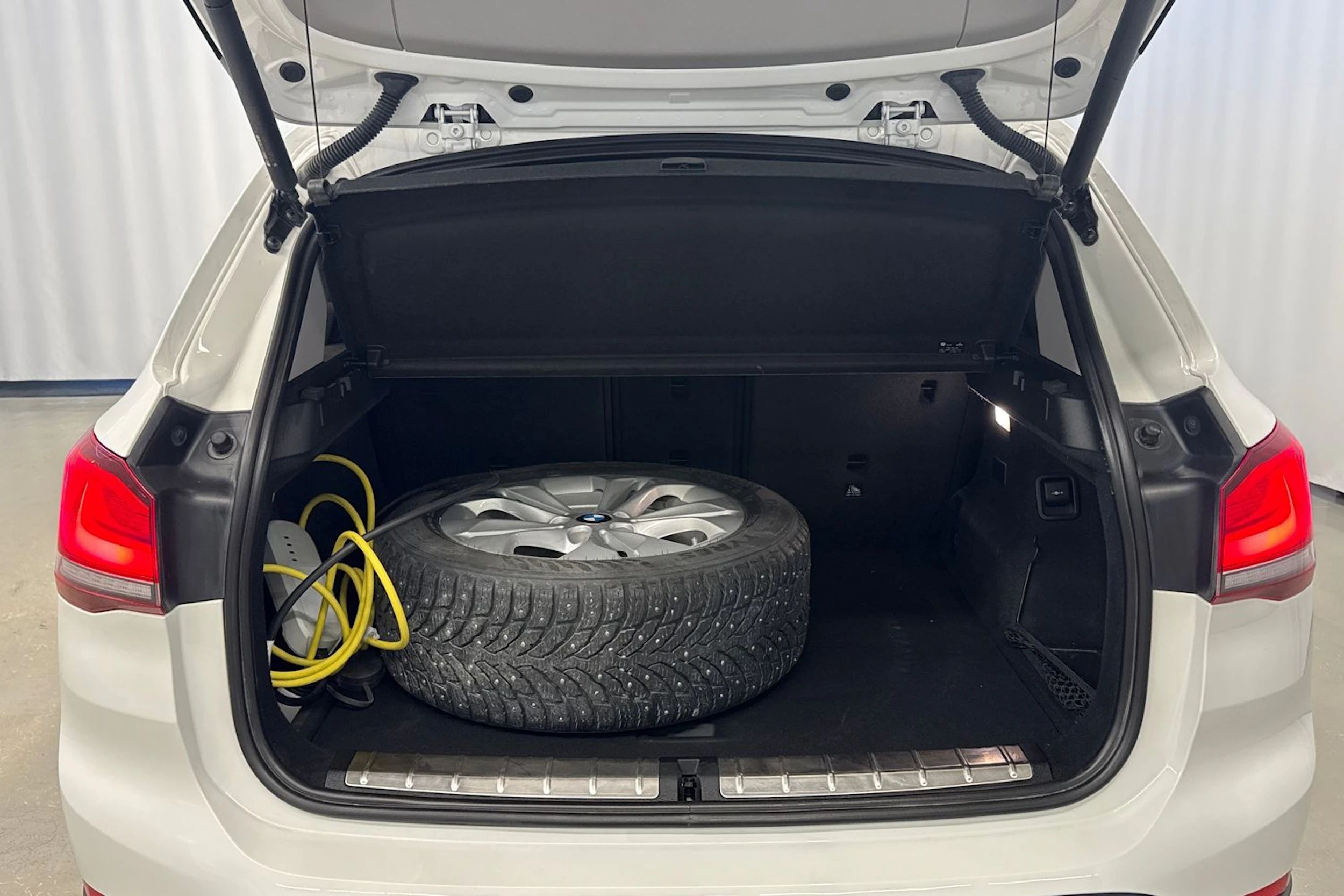 valkoinen BMW X1 2021 kuva 17.