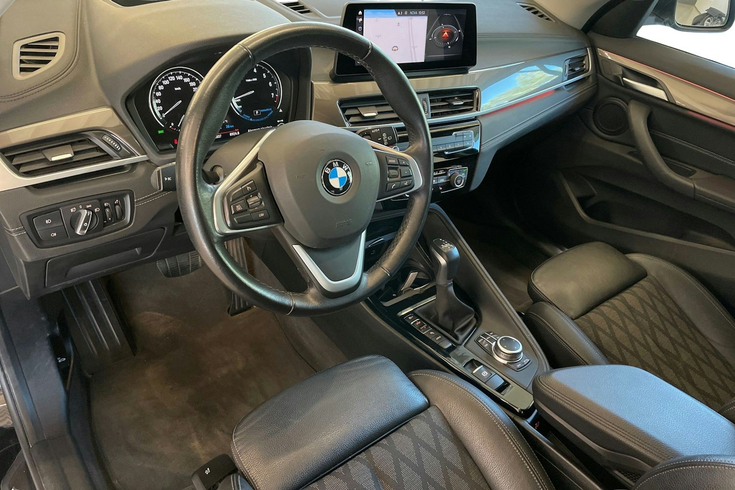 Musta BMW X1 2021 kuva 7.