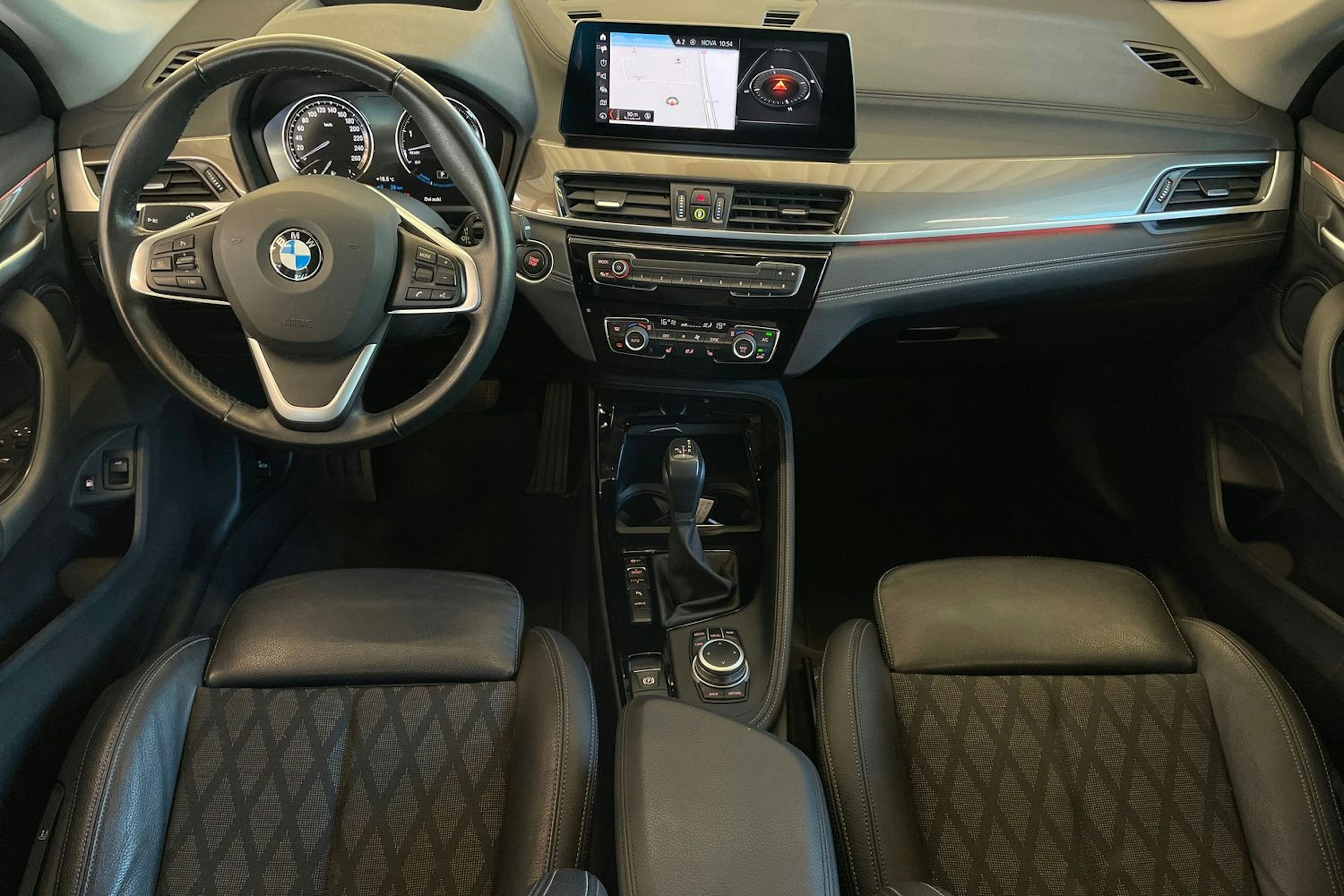 Musta BMW X1 2021 kuva 9.