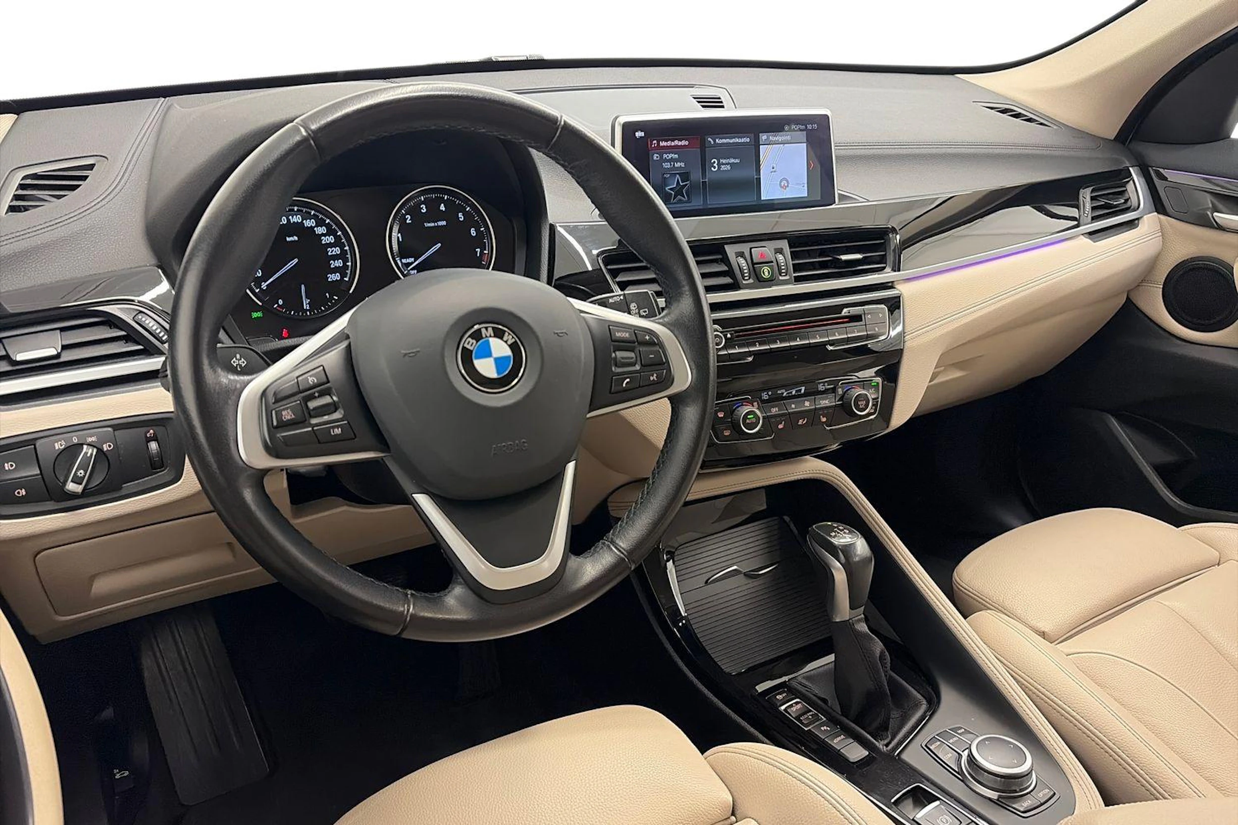 valkoinen BMW X1 2021 kuva 6.