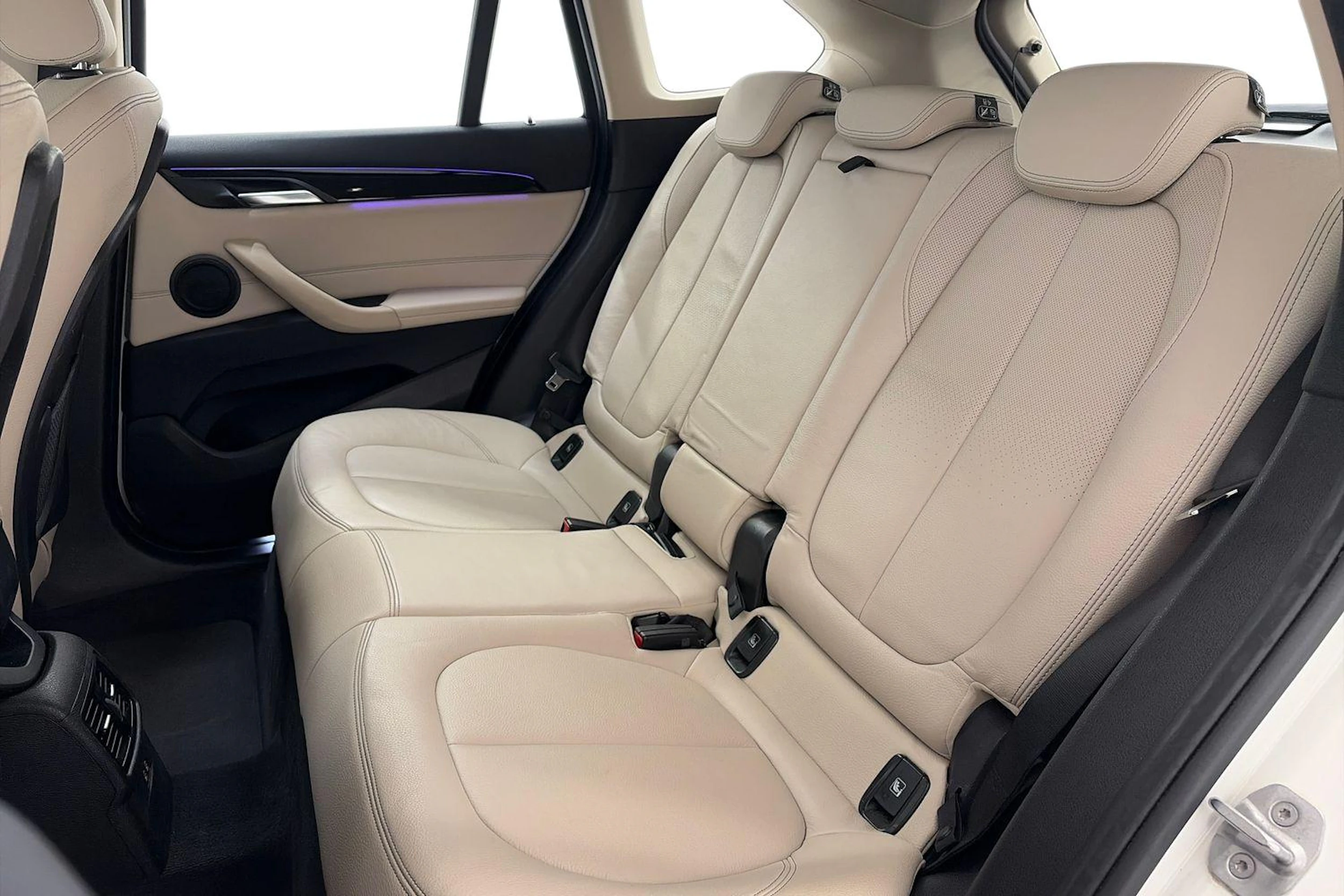 valkoinen BMW X1 2021 kuva 8.