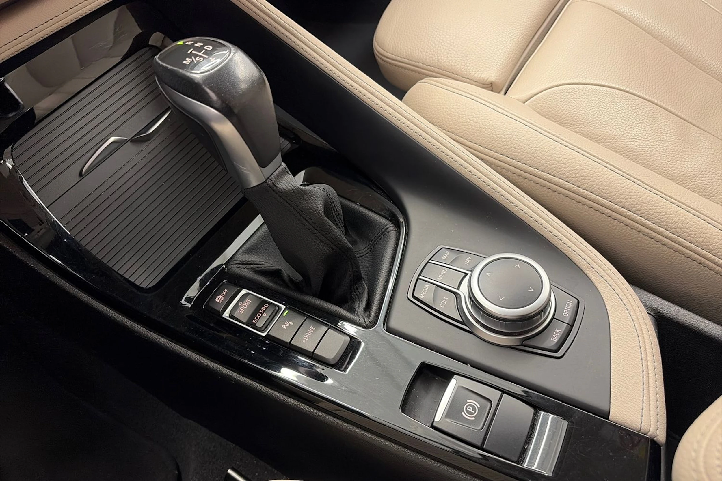 valkoinen BMW X1 2021 kuva 23.