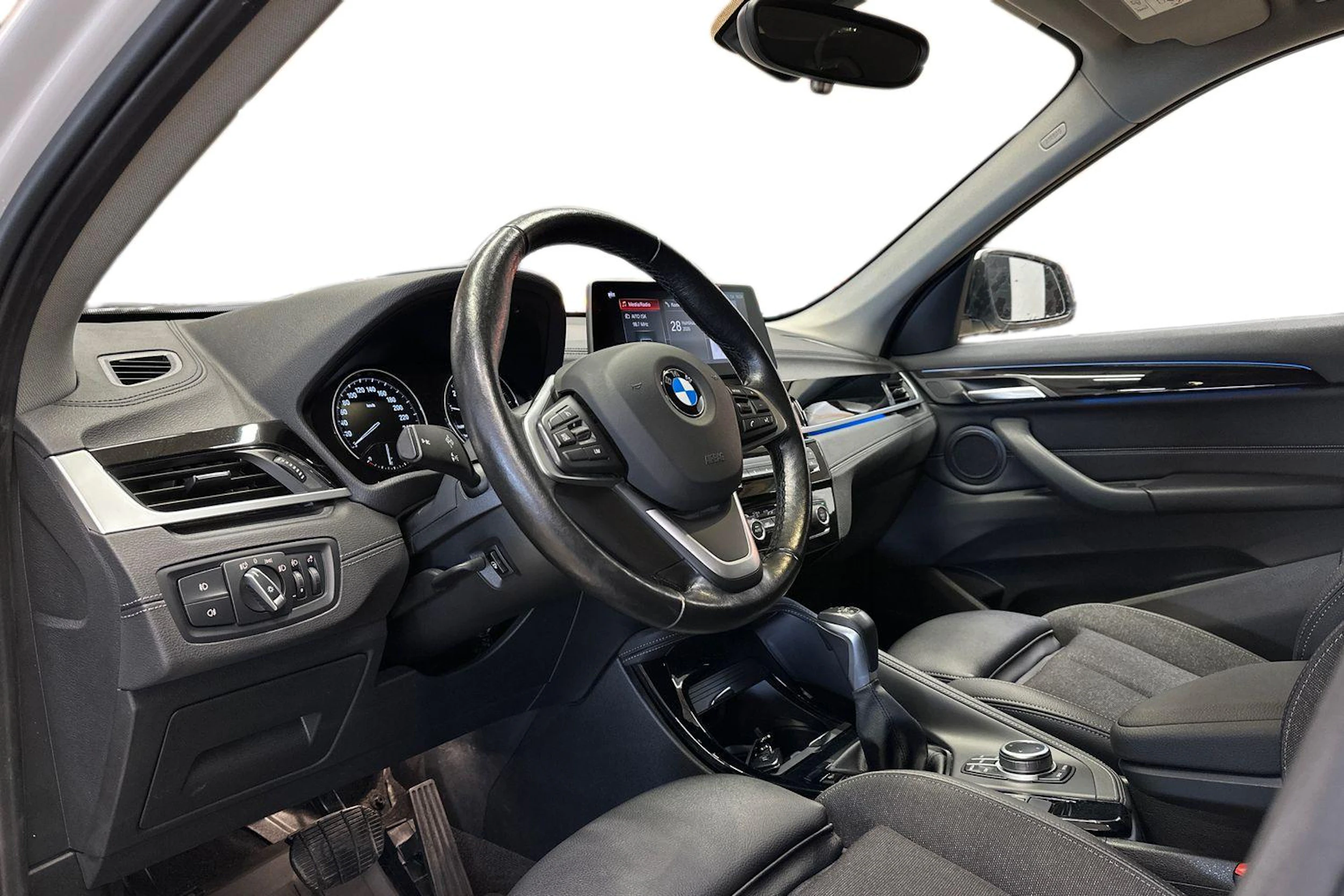 valkoinen BMW X1 2022 kuva 8.