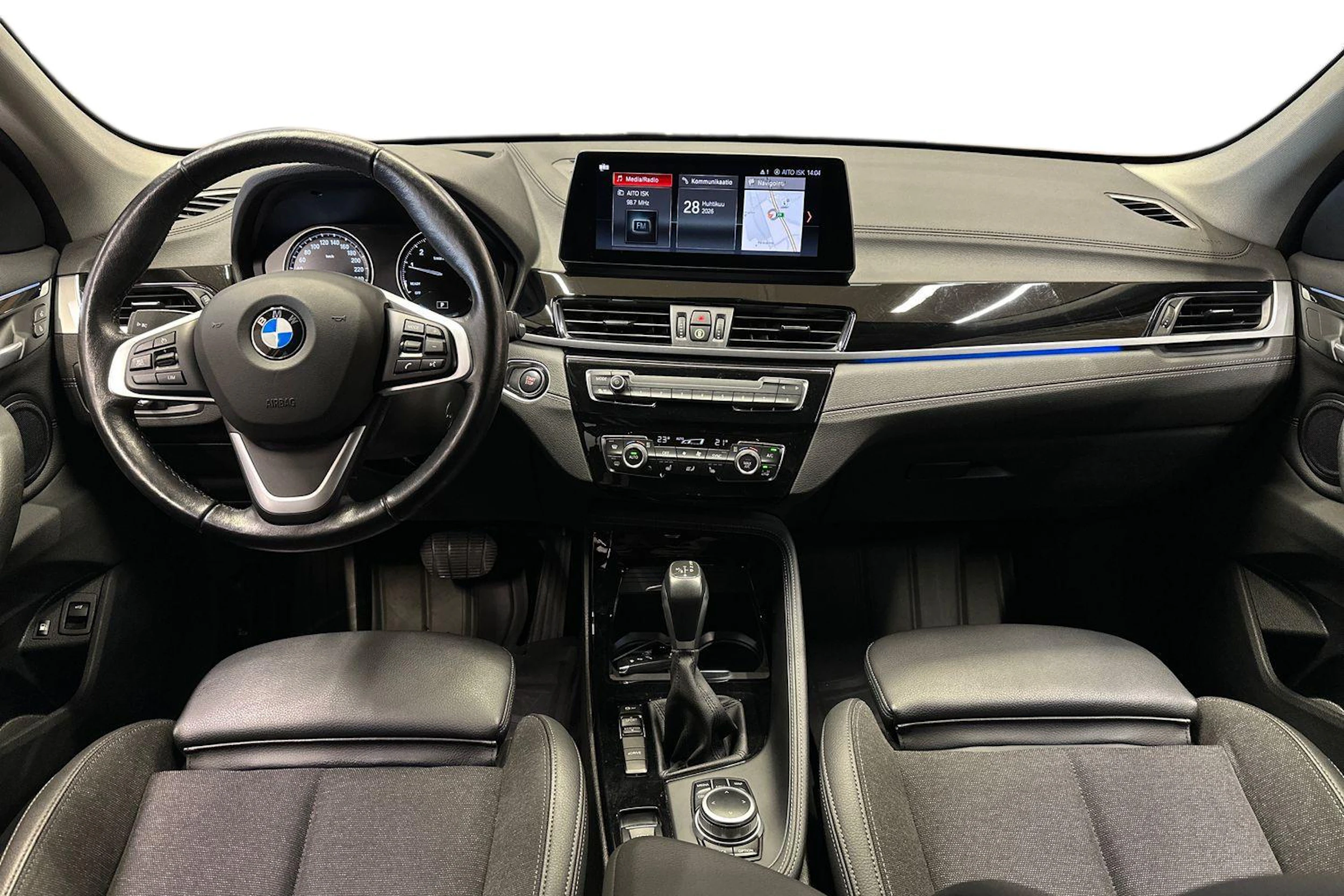 valkoinen BMW X1 2022 kuva 9.