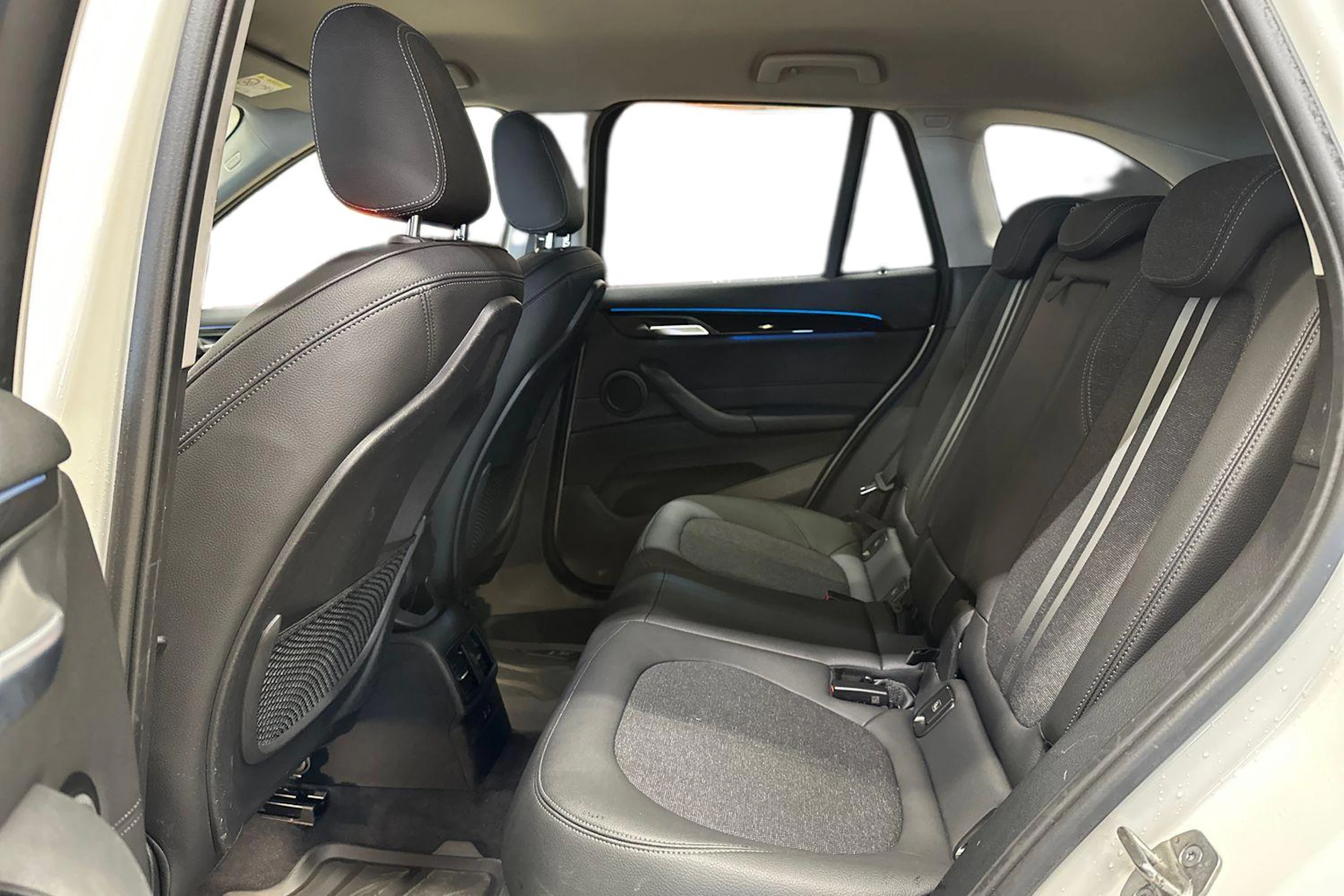 valkoinen BMW X1 2022 kuva 11.