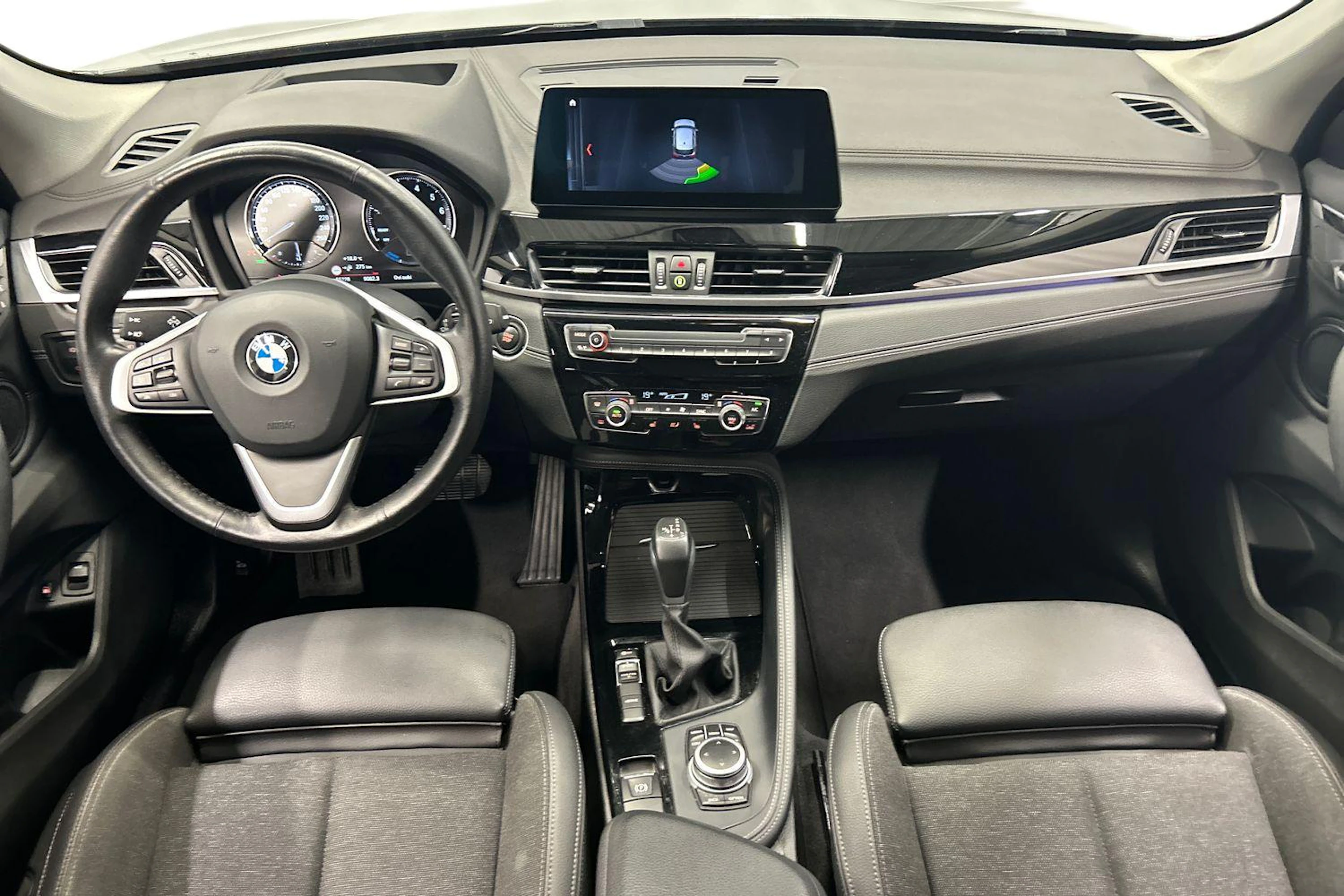 harmaa BMW X1 2021 kuva 9.