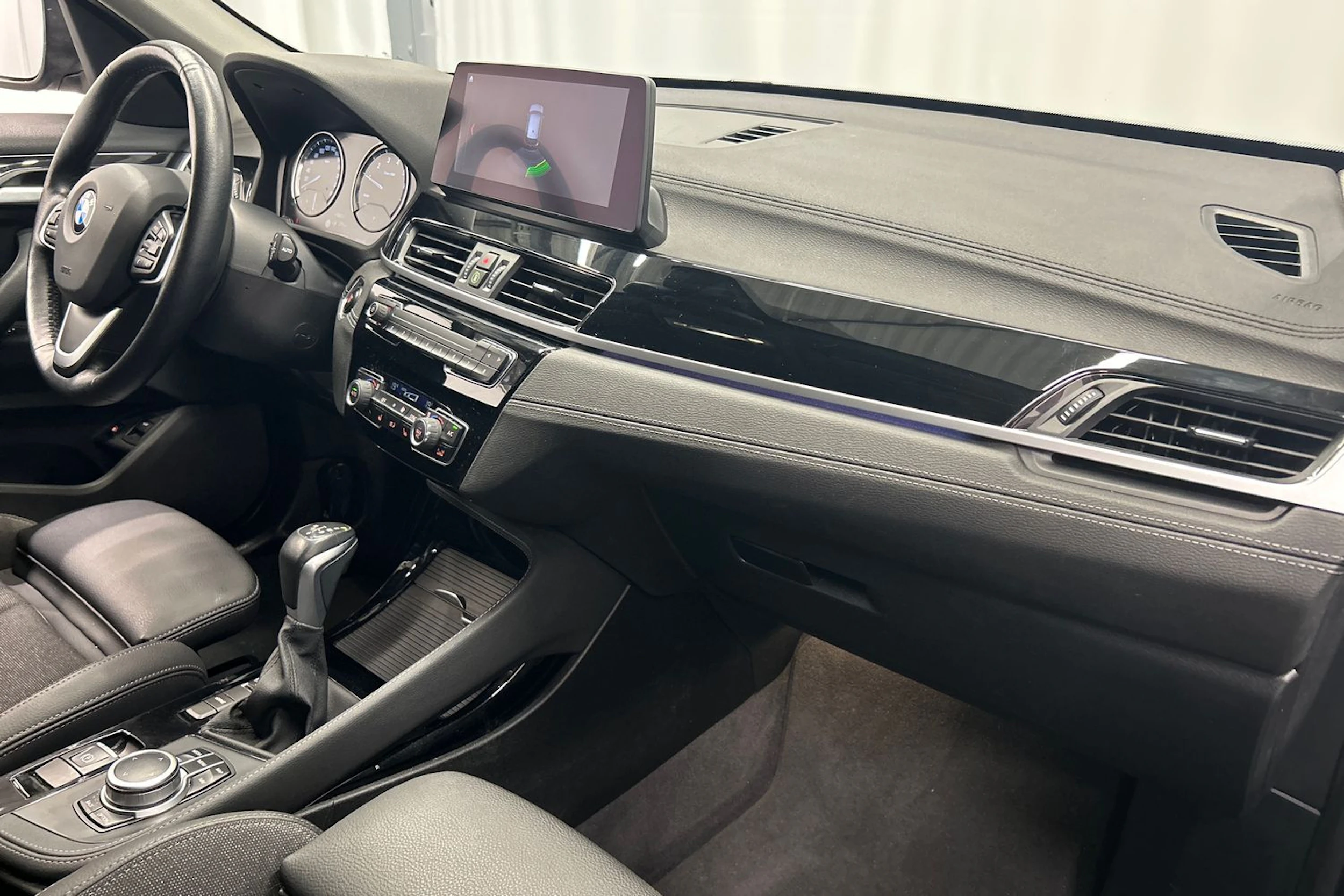 harmaa BMW X1 2021 kuva 16.