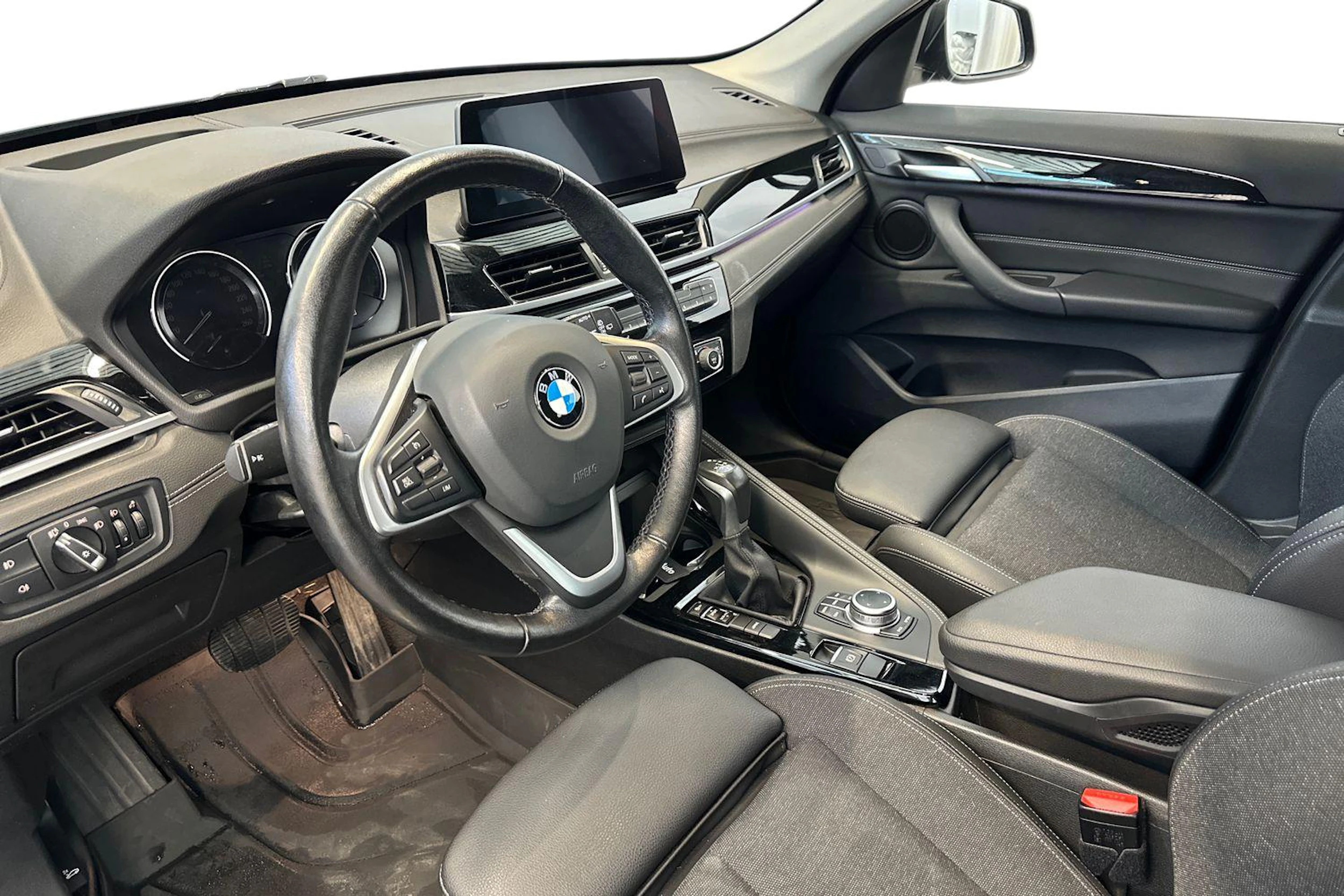 musta BMW X1 2021 kuva 8.
