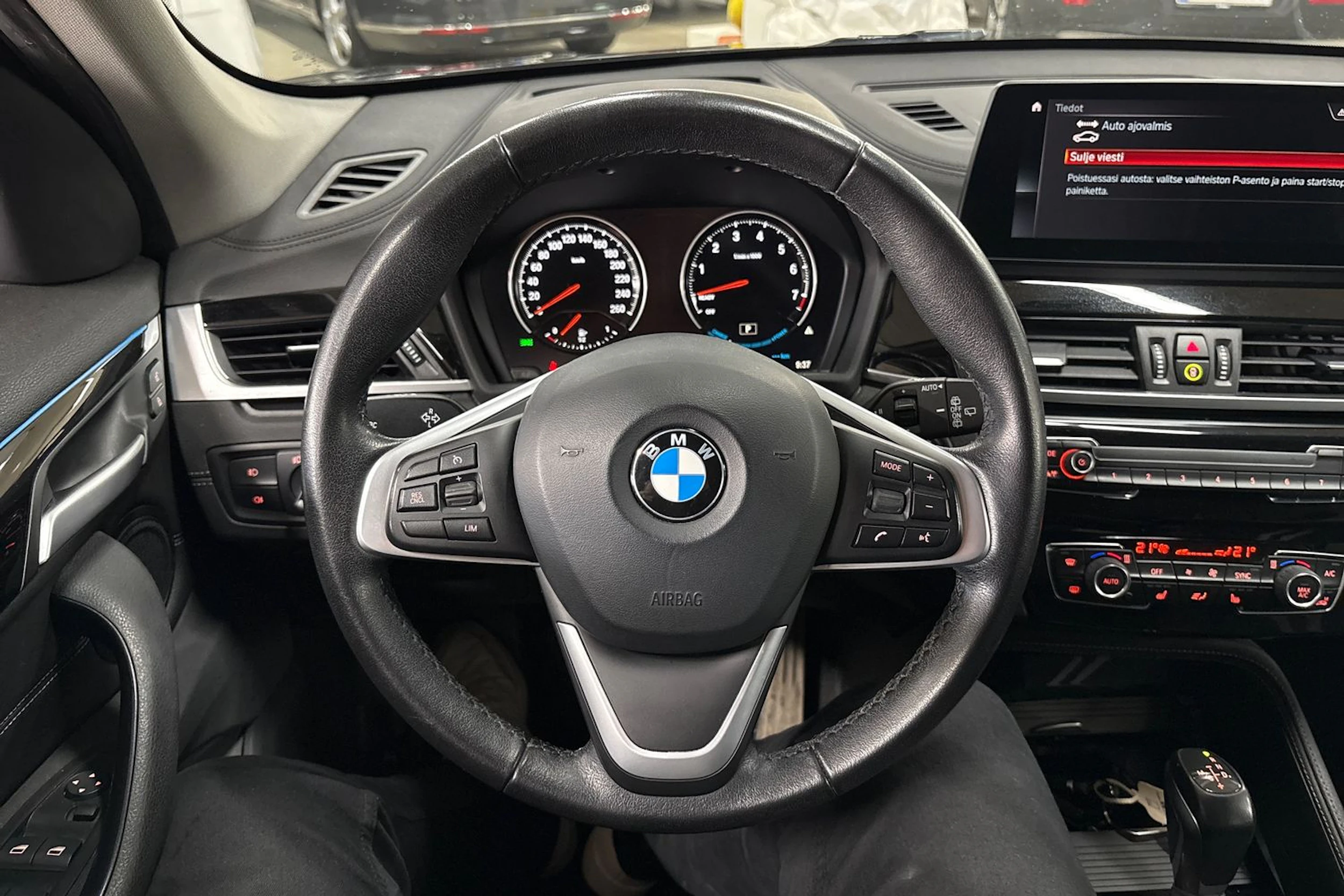 Musta BMW X1 2021 kuva 12.