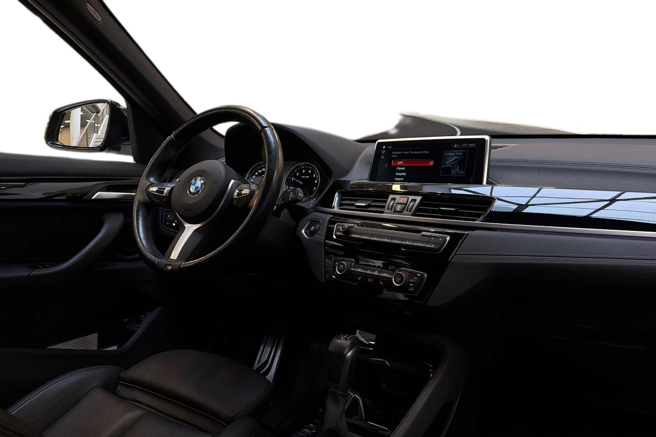 musta BMW X1 2022 kuva 7.