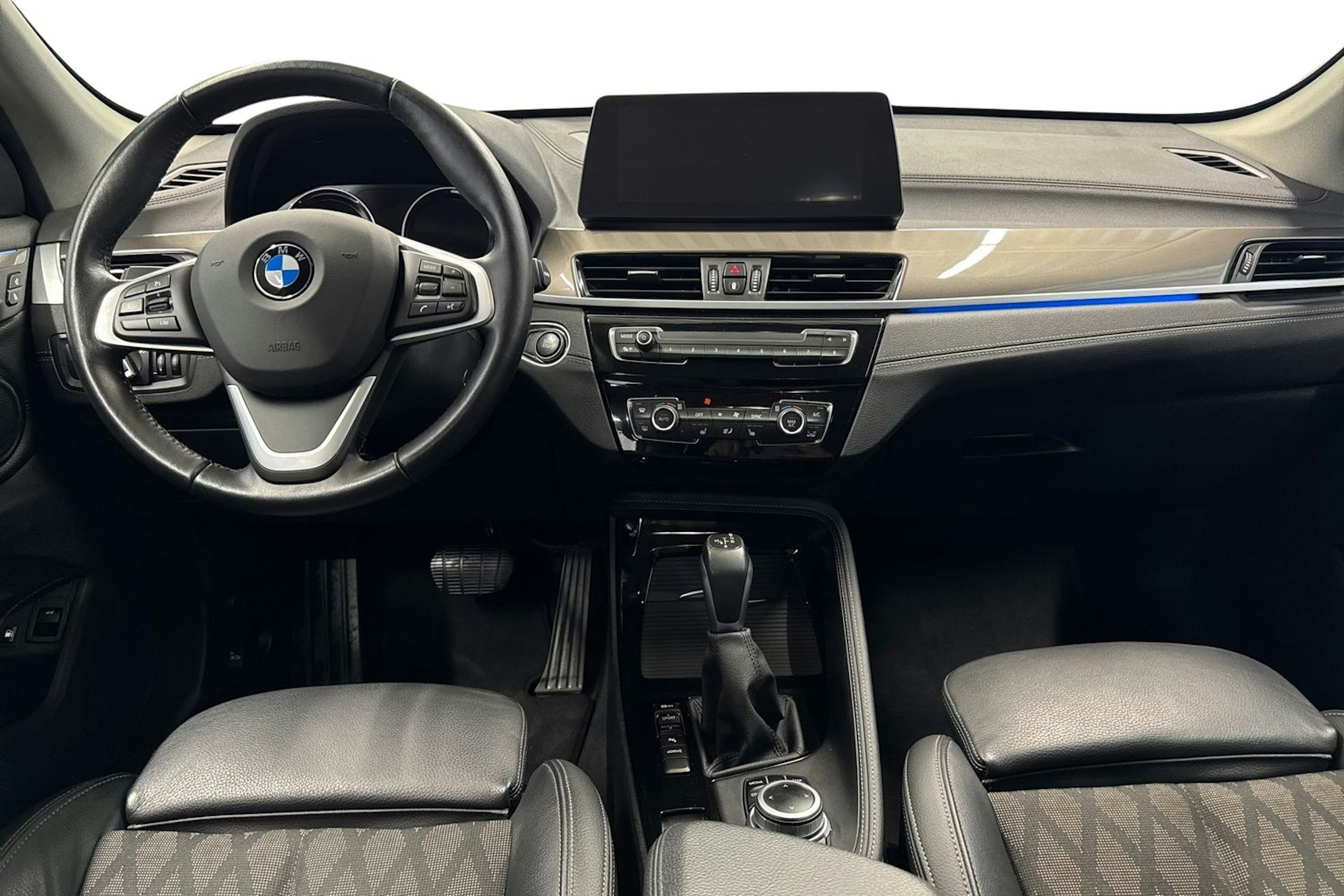 musta BMW X1 2022 kuva 9.