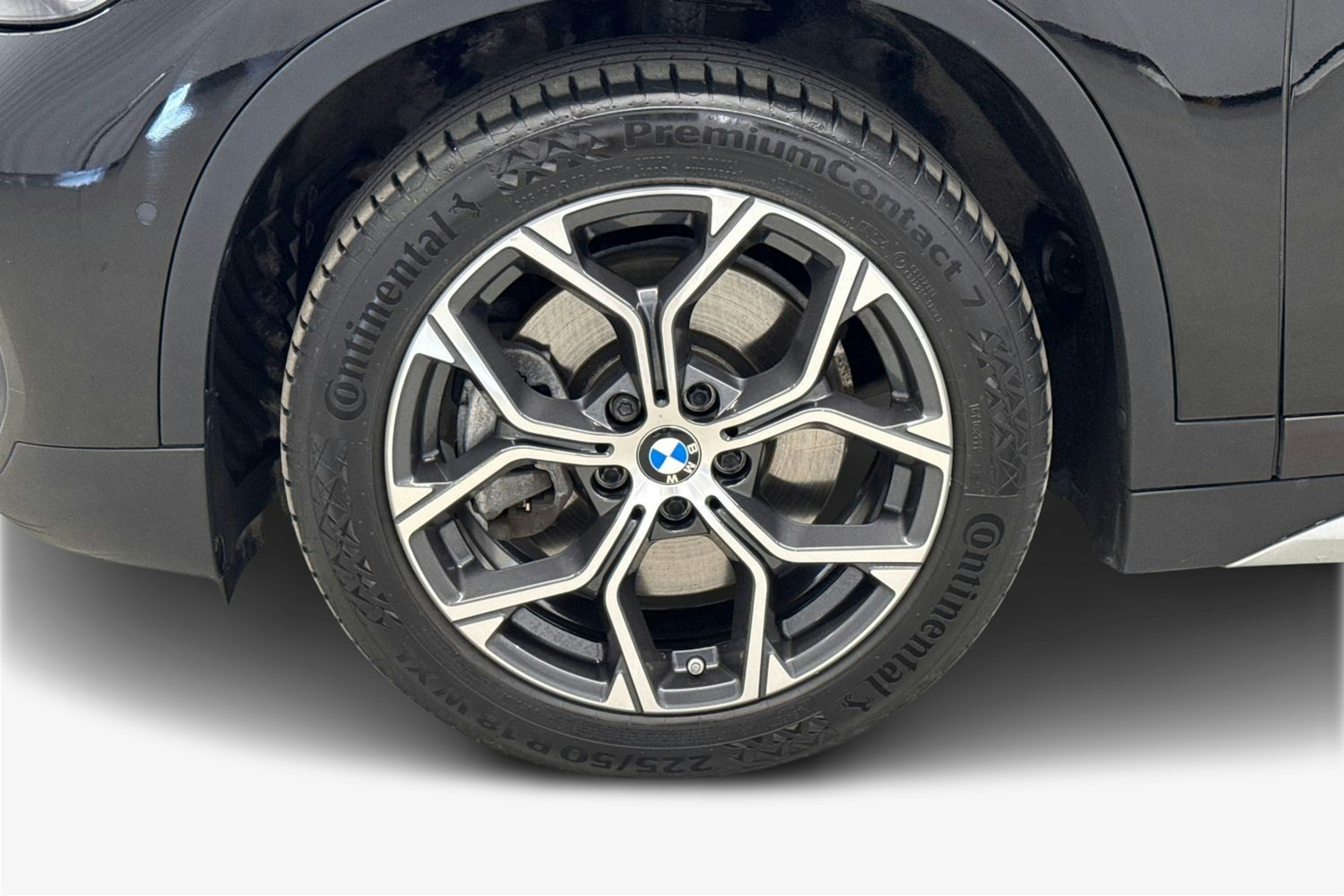 musta BMW X1 2022 kuva 11.