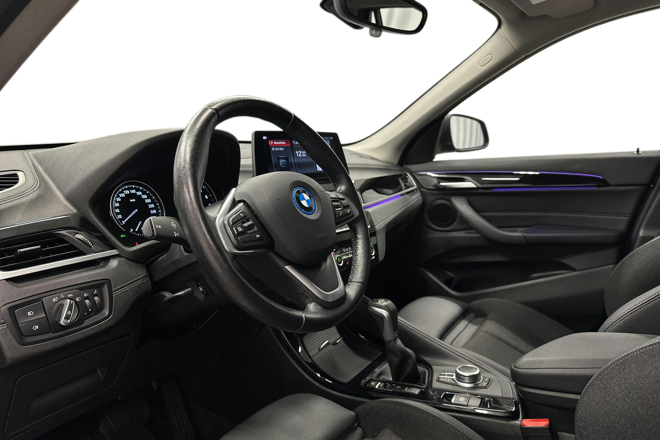 sininen BMW X1 2022 kuva 6.