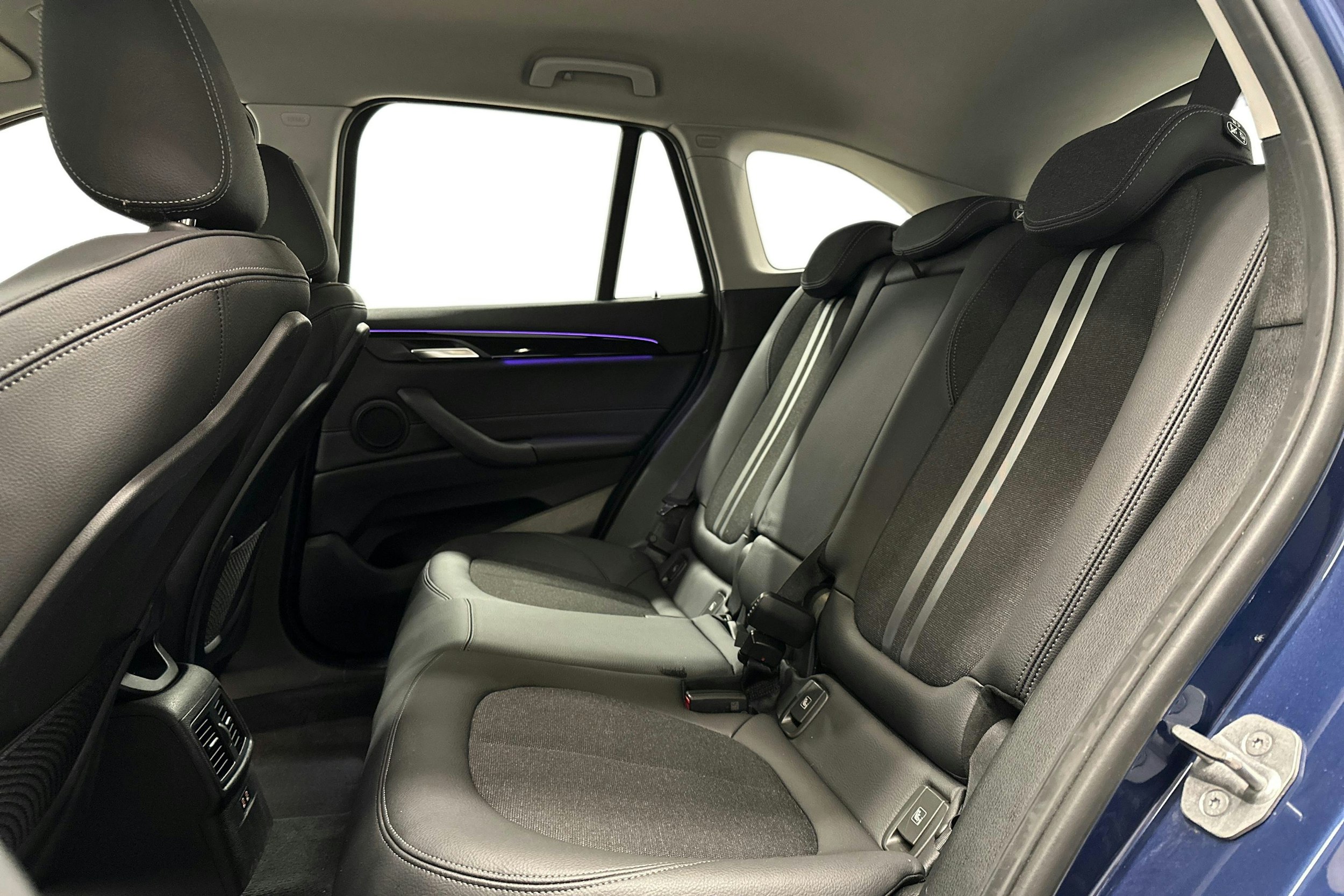 sininen BMW X1 2022 kuva 8.