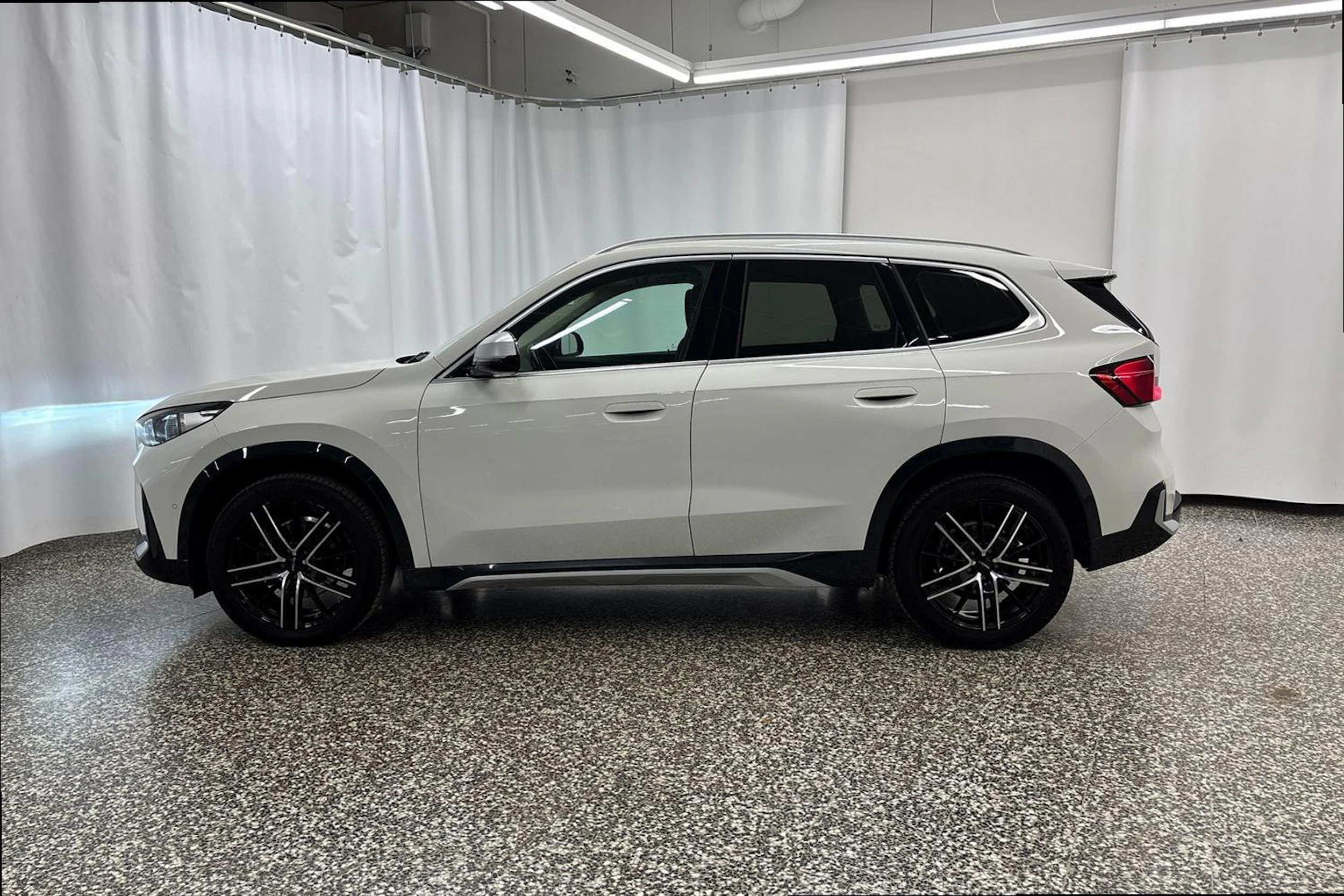valkoinen BMW X1 2023 kuva 7.