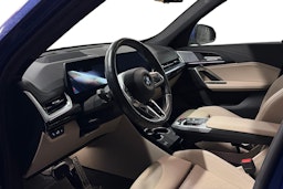 sininen BMW X1 2022 kuva 3.