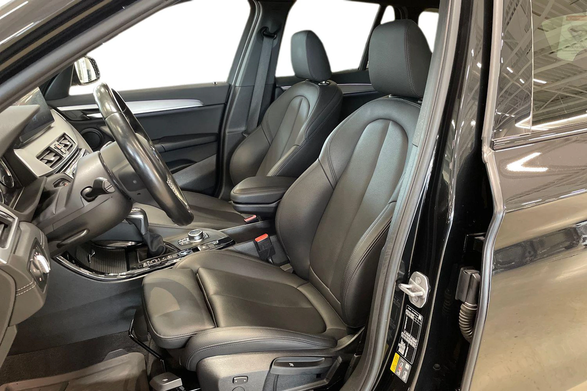 musta BMW X1 2022 kuva 6.