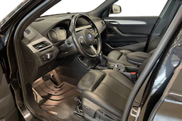 musta BMW X1 2022 kuva 7.