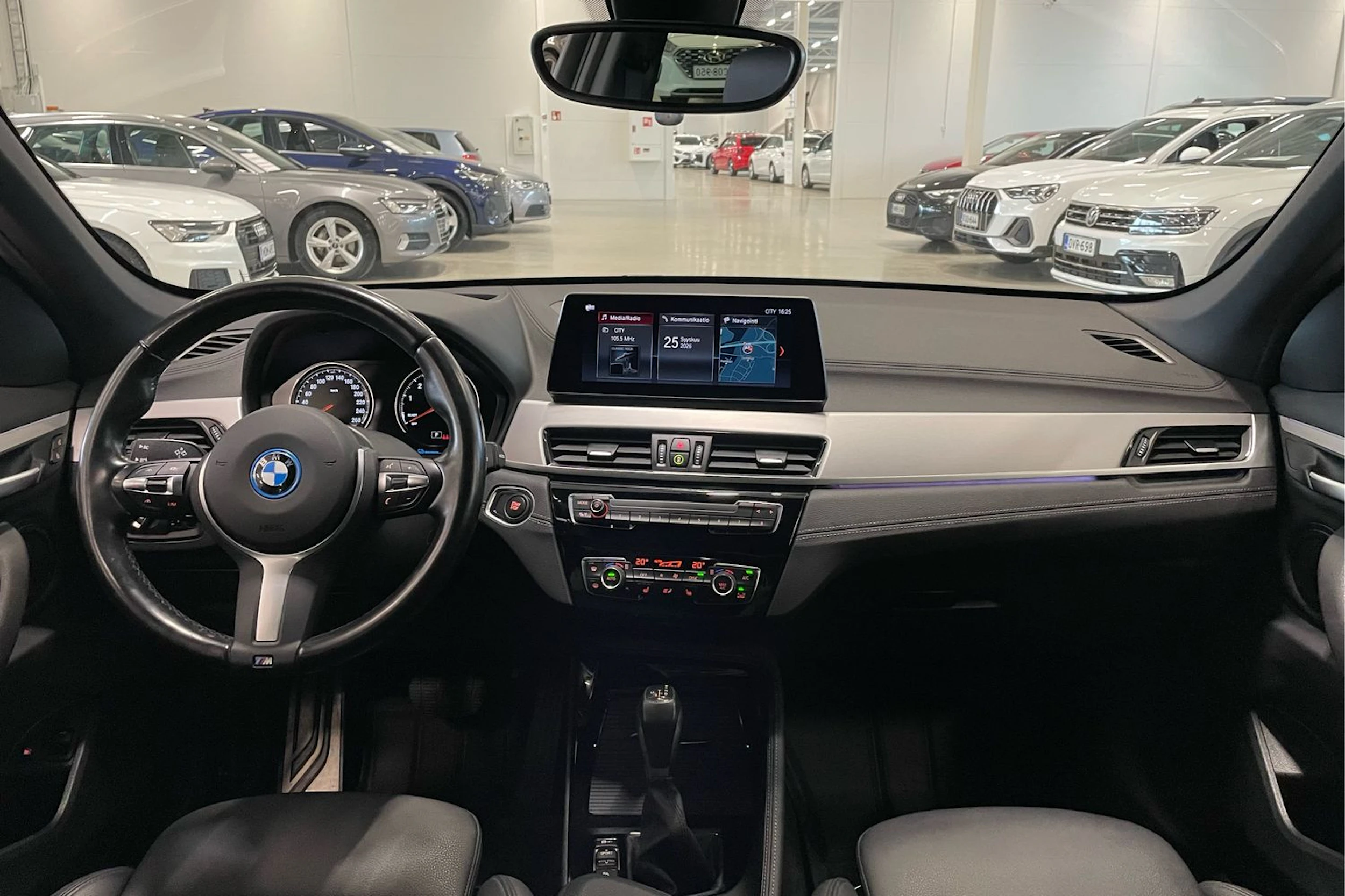 musta BMW X1 2022 kuva 11.