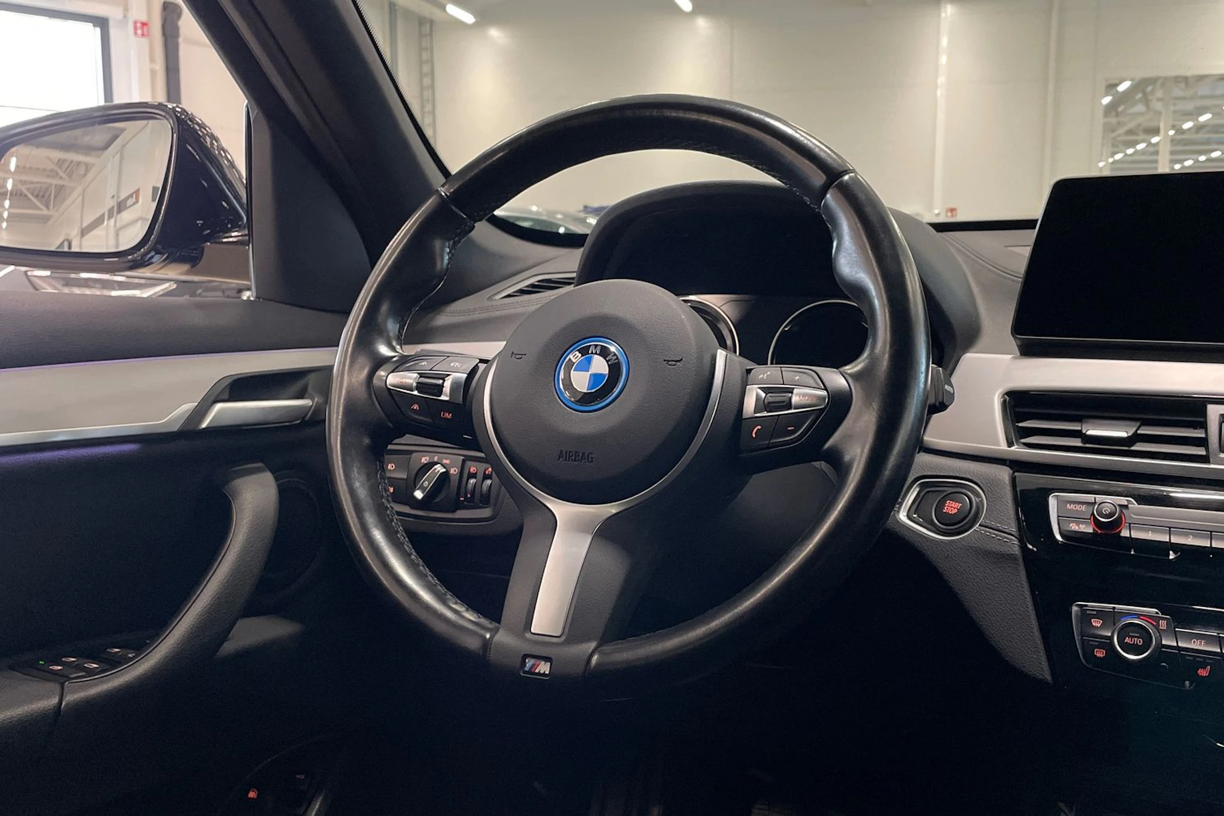 musta BMW X1 2022 kuva 12.