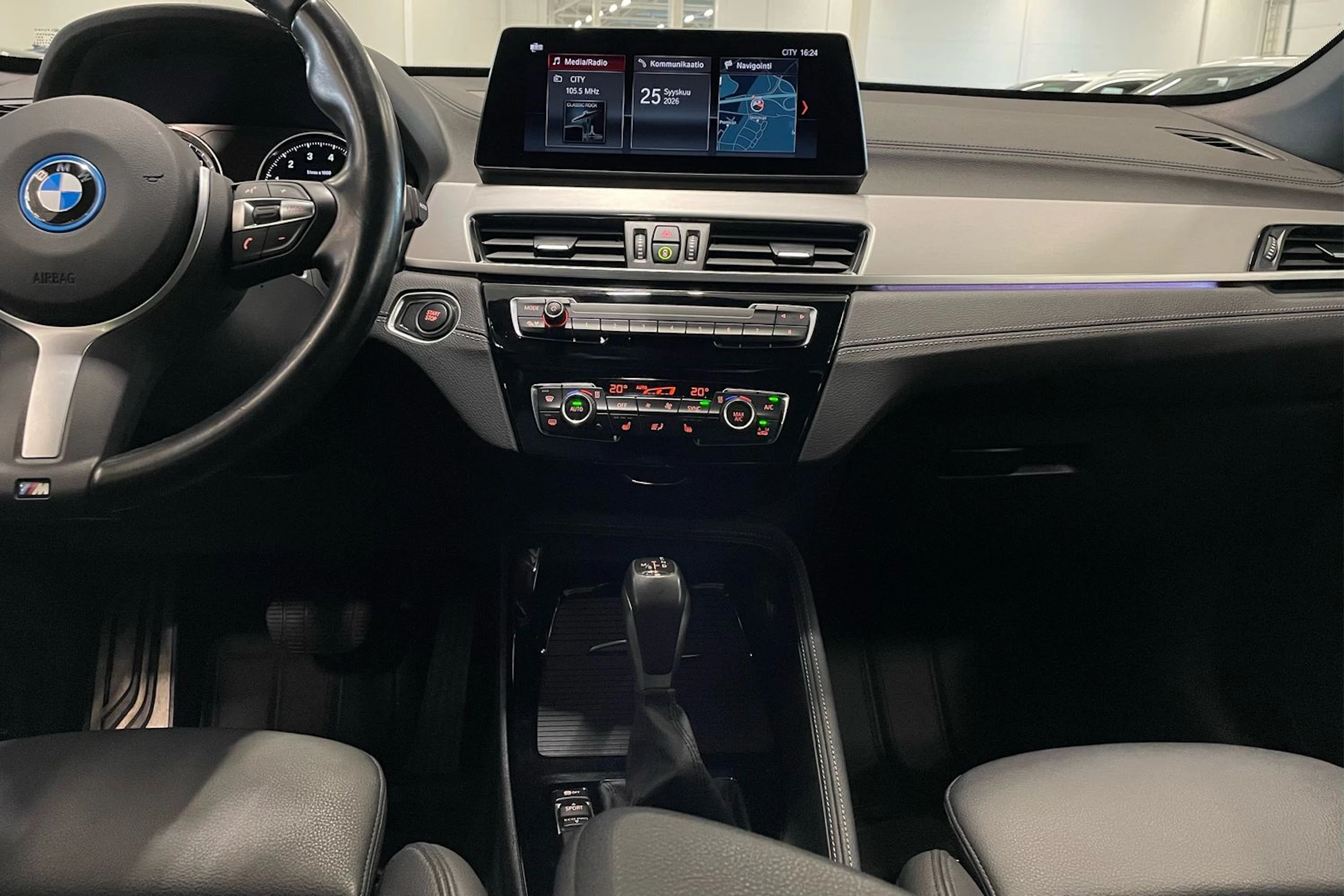 musta BMW X1 2022 kuva 18.