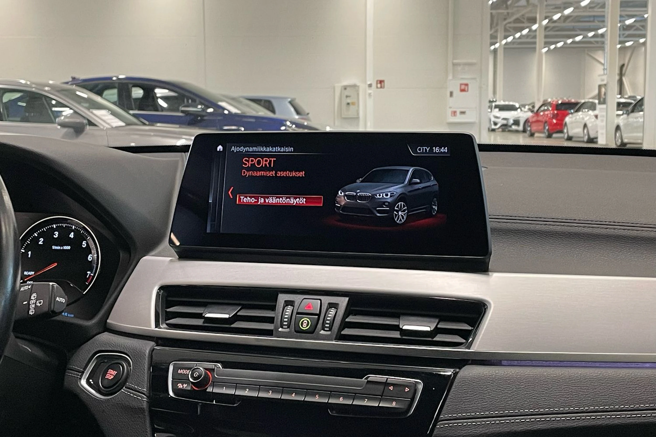 musta BMW X1 2022 kuva 26.