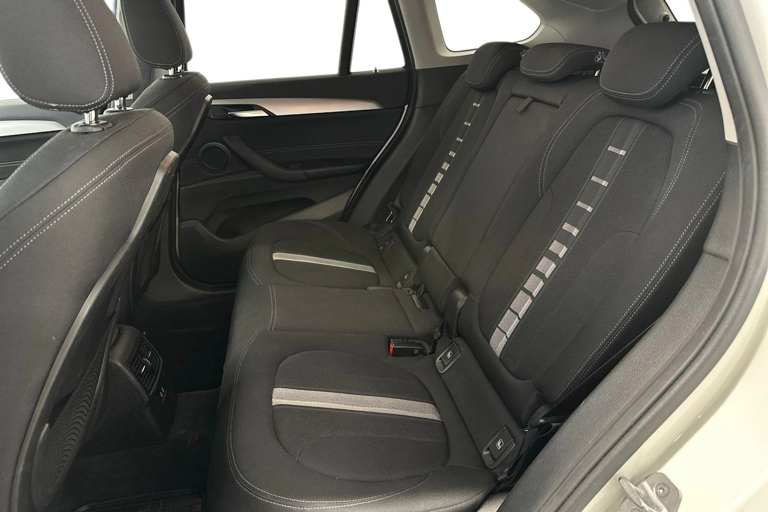 valkoinen BMW X1 2022 kuva 8.