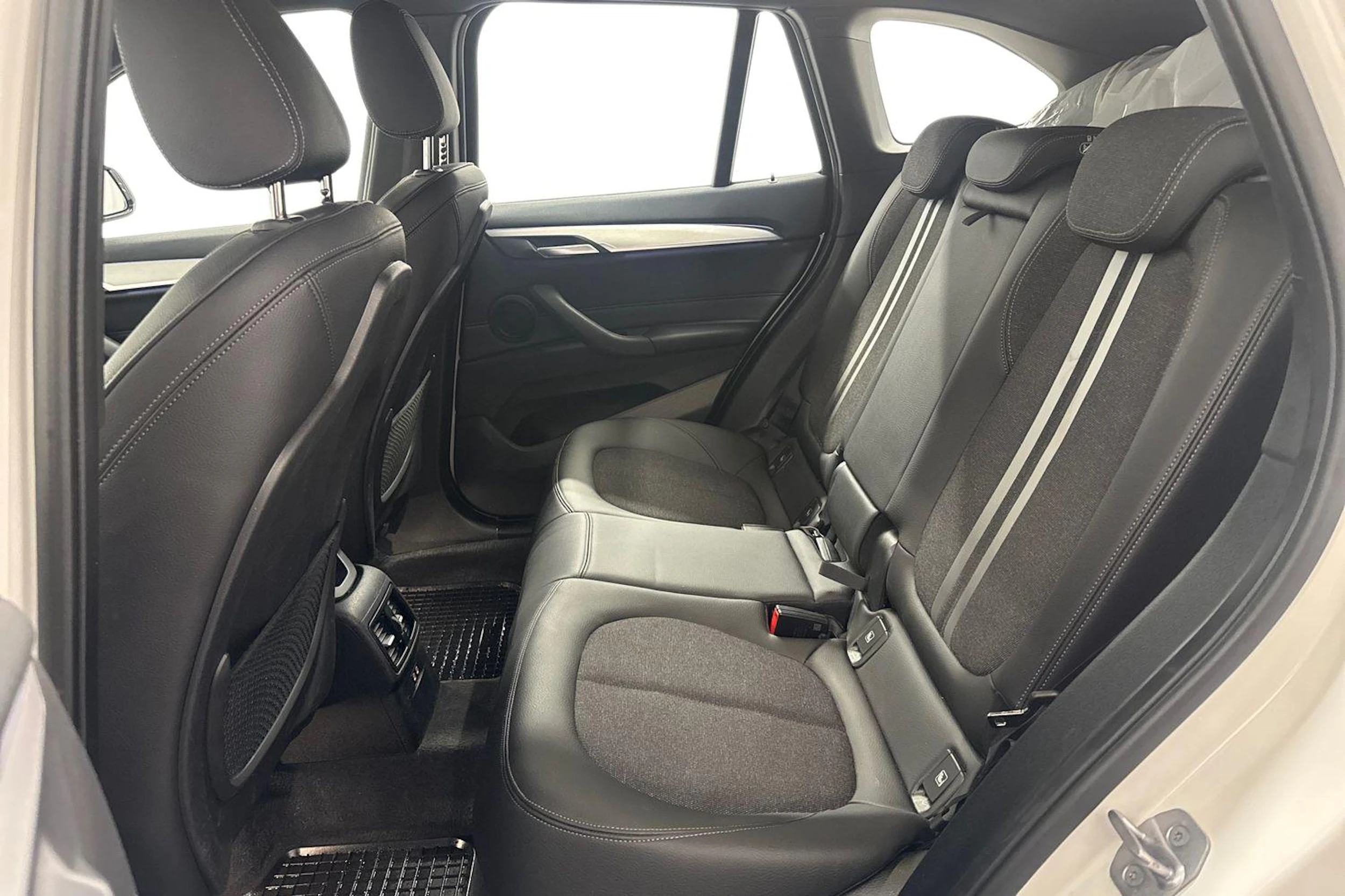 valkoinen BMW X1 2022 kuva 11.
