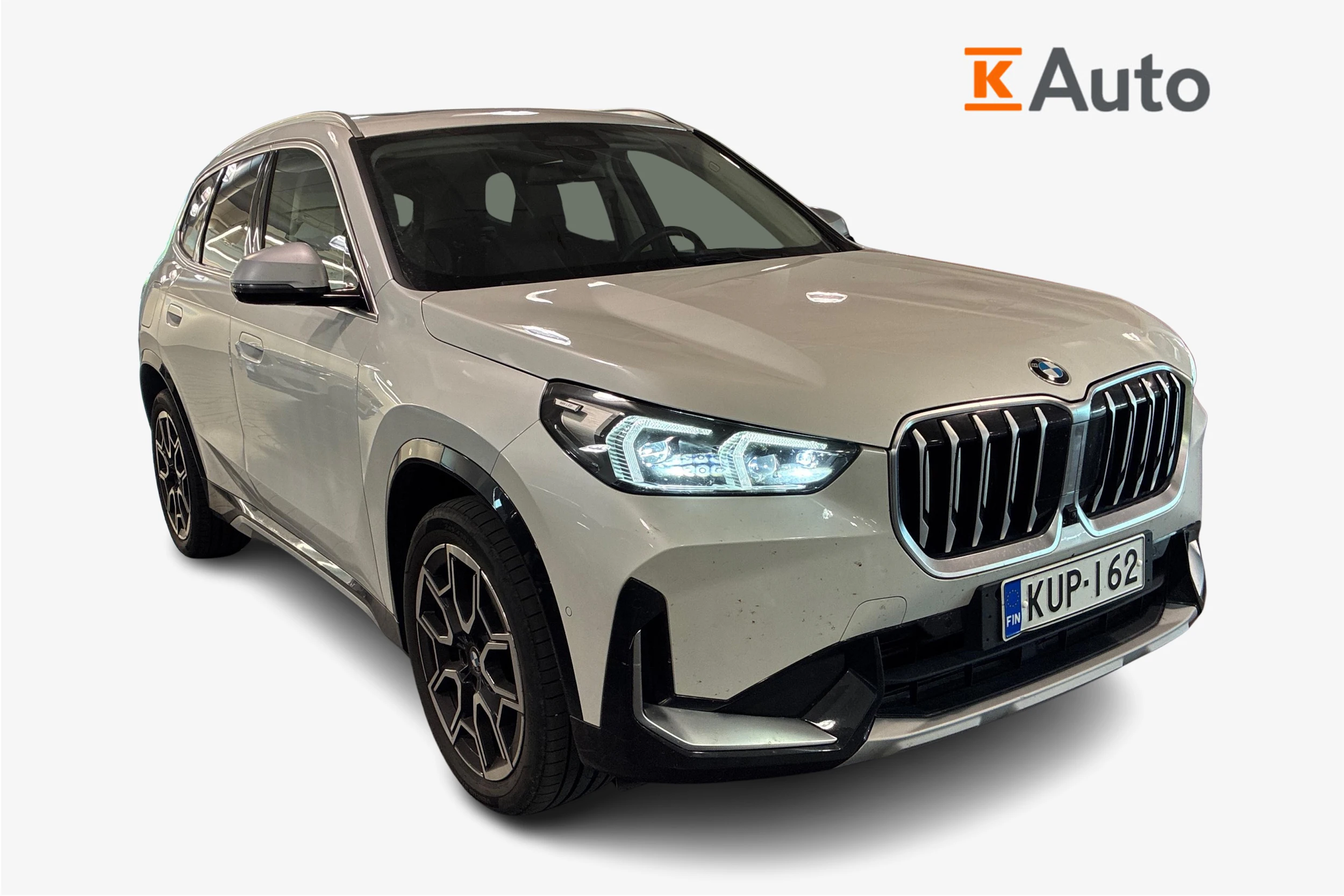 valkoinen BMW X1 2023 kuva 1.