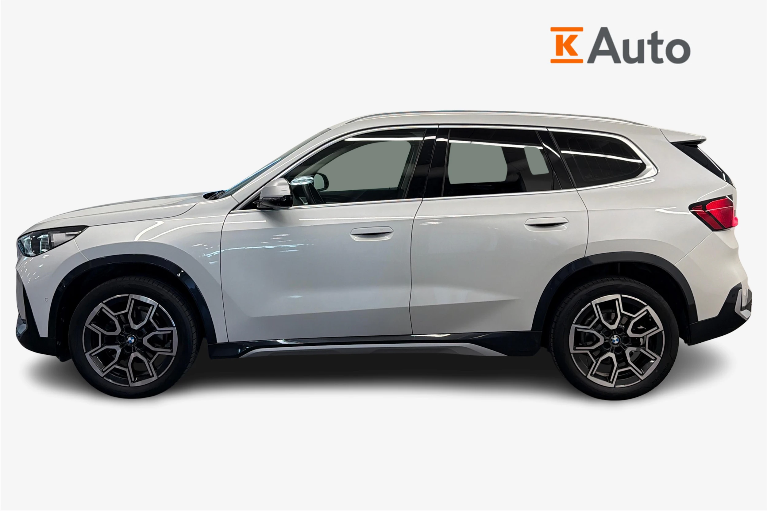 valkoinen BMW X1 2023 kuva 5.