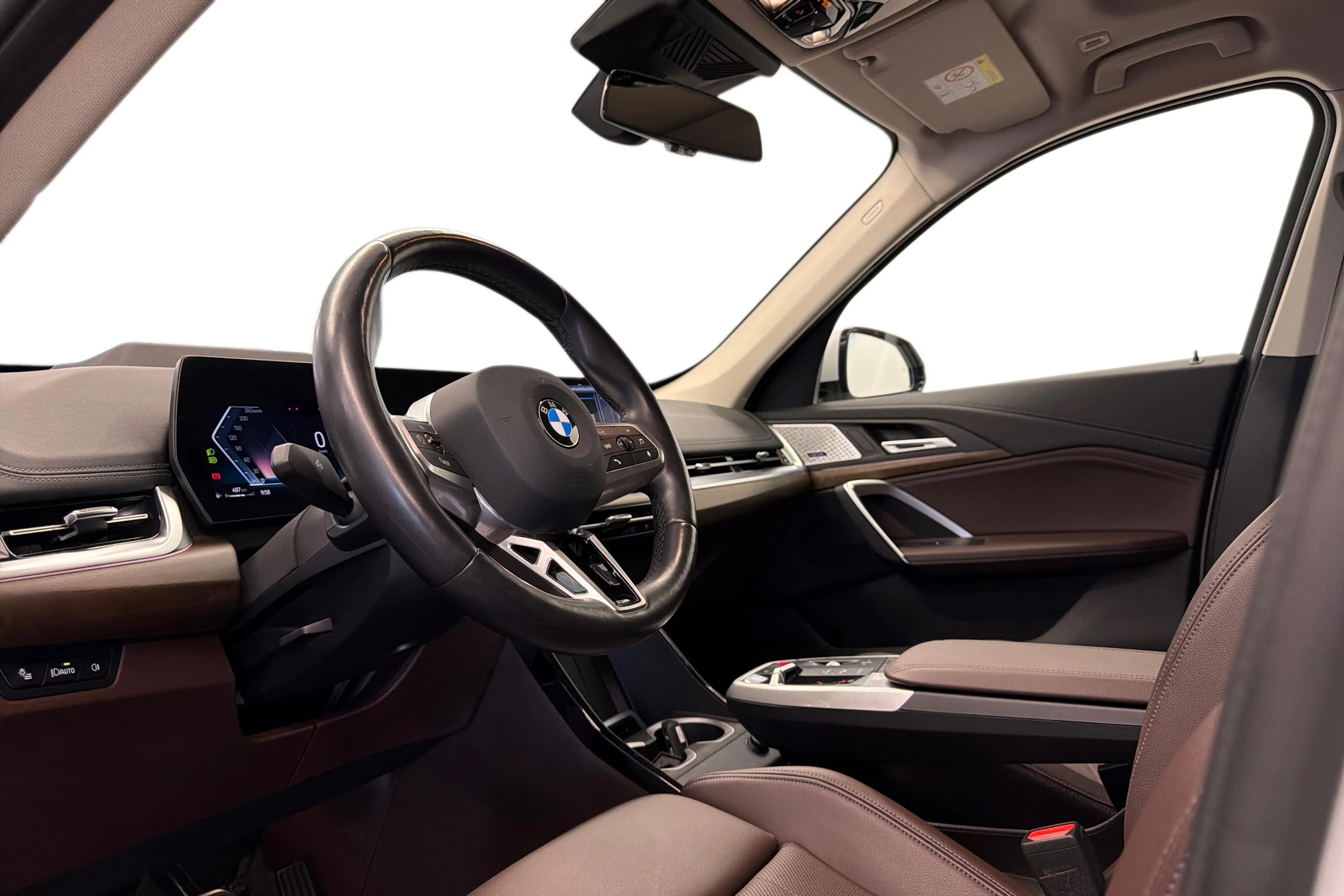 valkoinen BMW X1 2023 kuva 6.