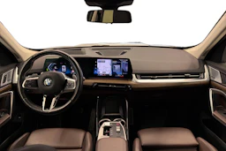 valkoinen BMW X1 2023 kuva 7.