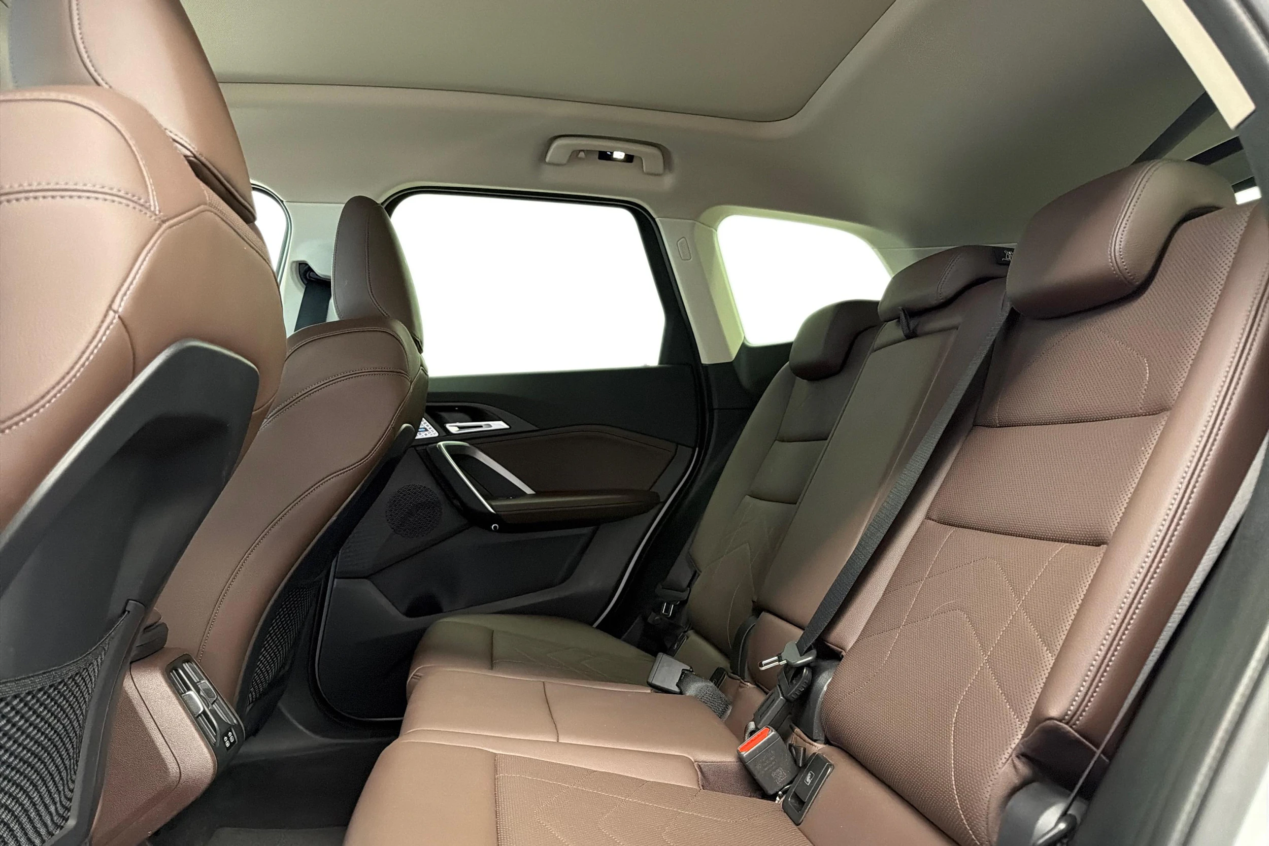 valkoinen BMW X1 2023 kuva 8.