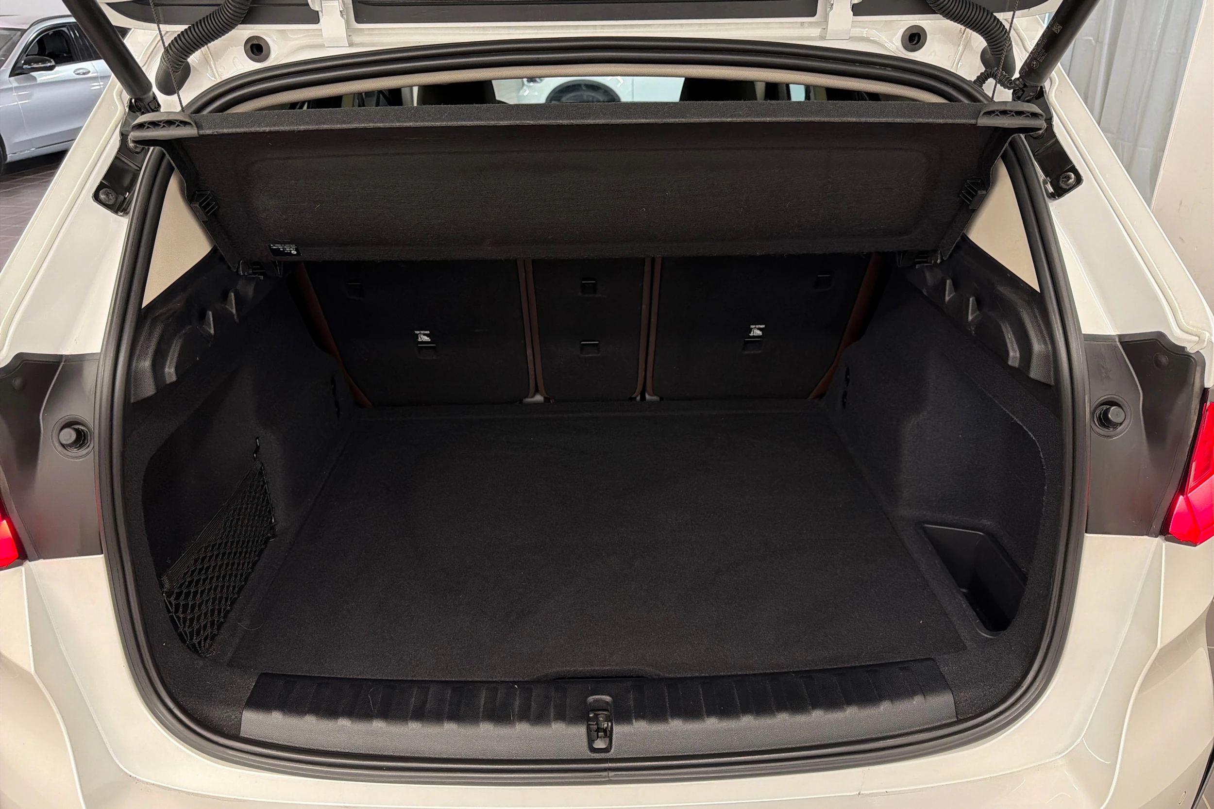 valkoinen BMW X1 2023 kuva 11.