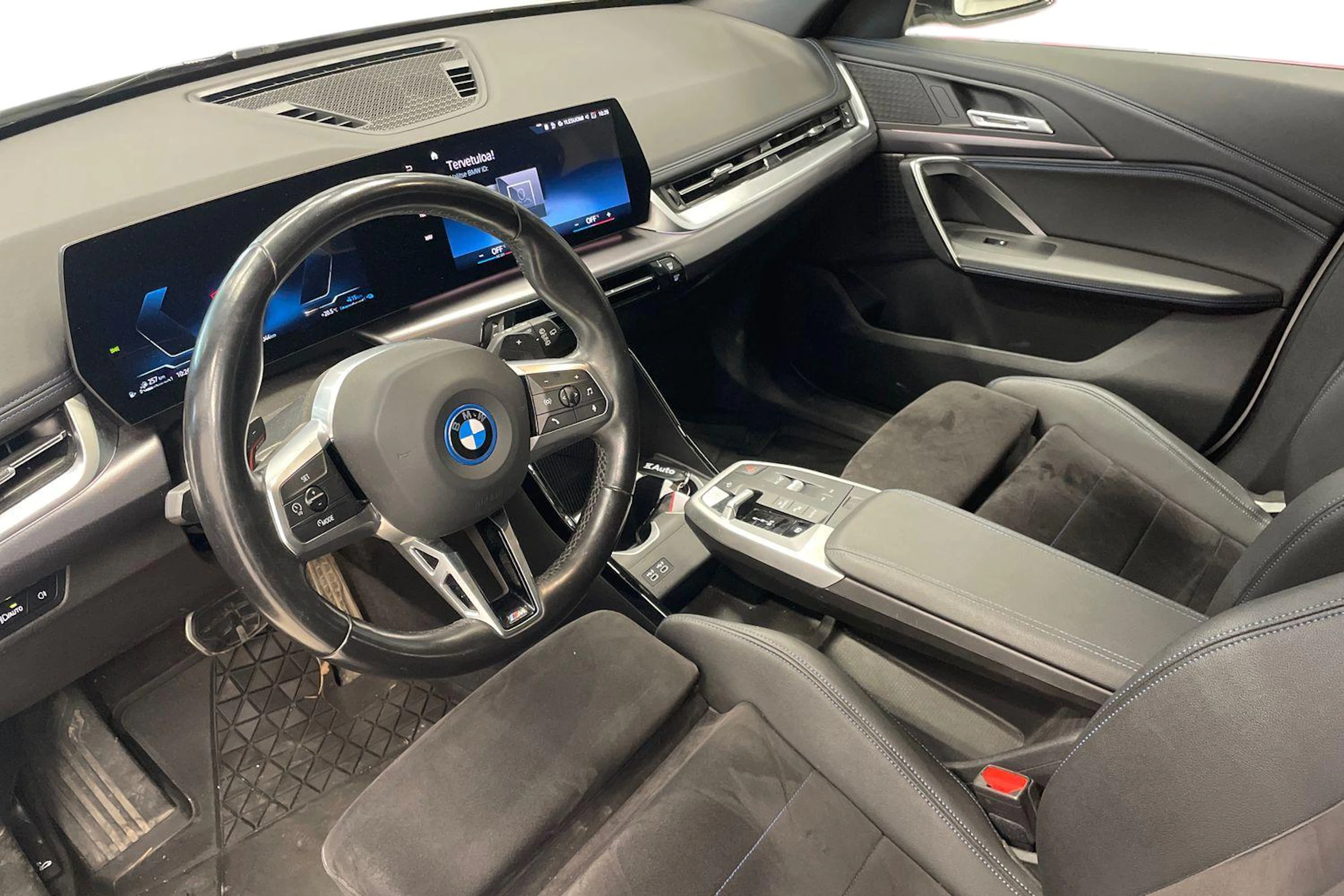 Valkoinen BMW X1 2023 kuva 3.