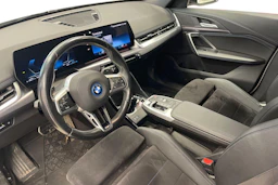 Valkoinen BMW X1 2023 kuva 3.