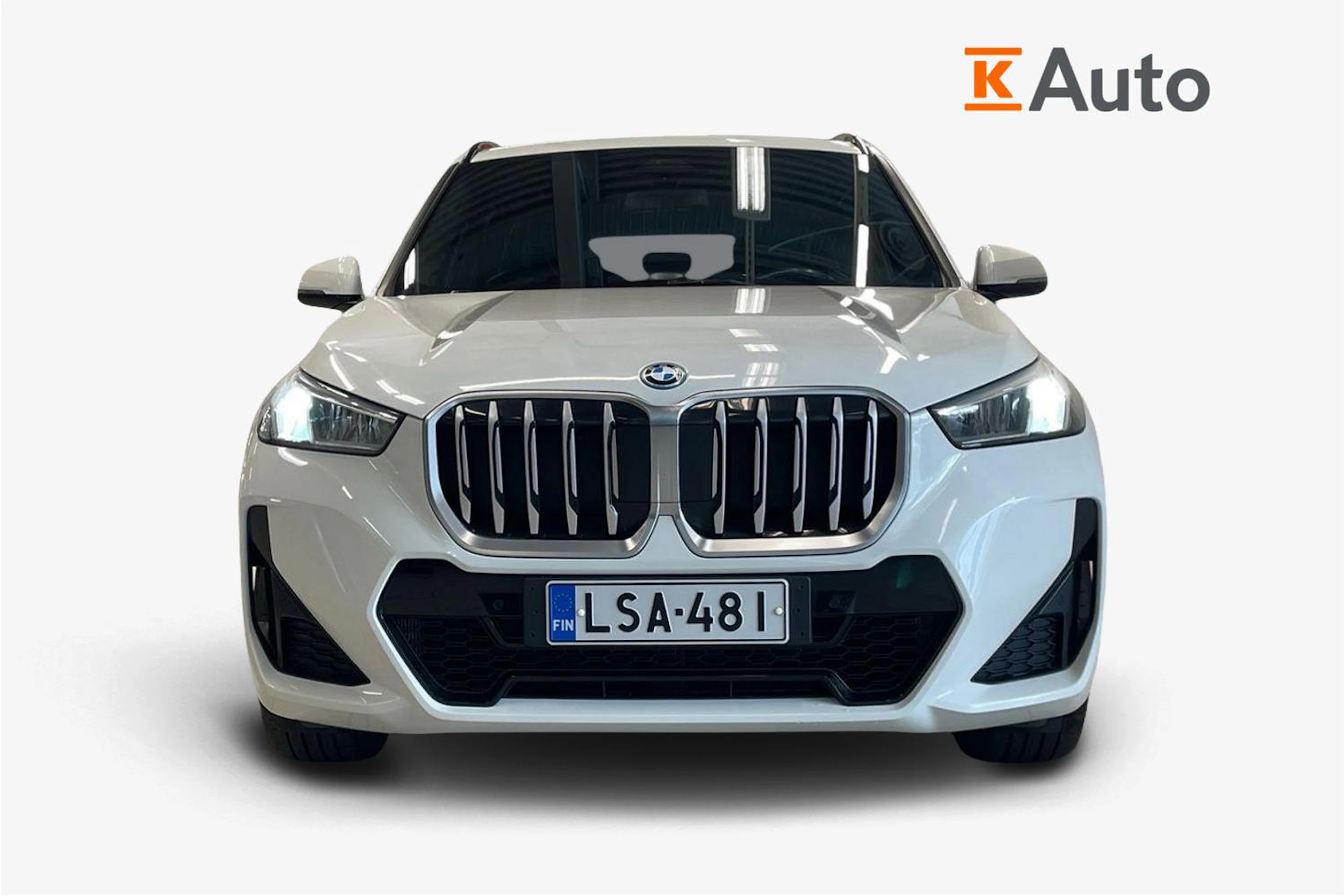Valkoinen BMW X1 2023 kuva 4.