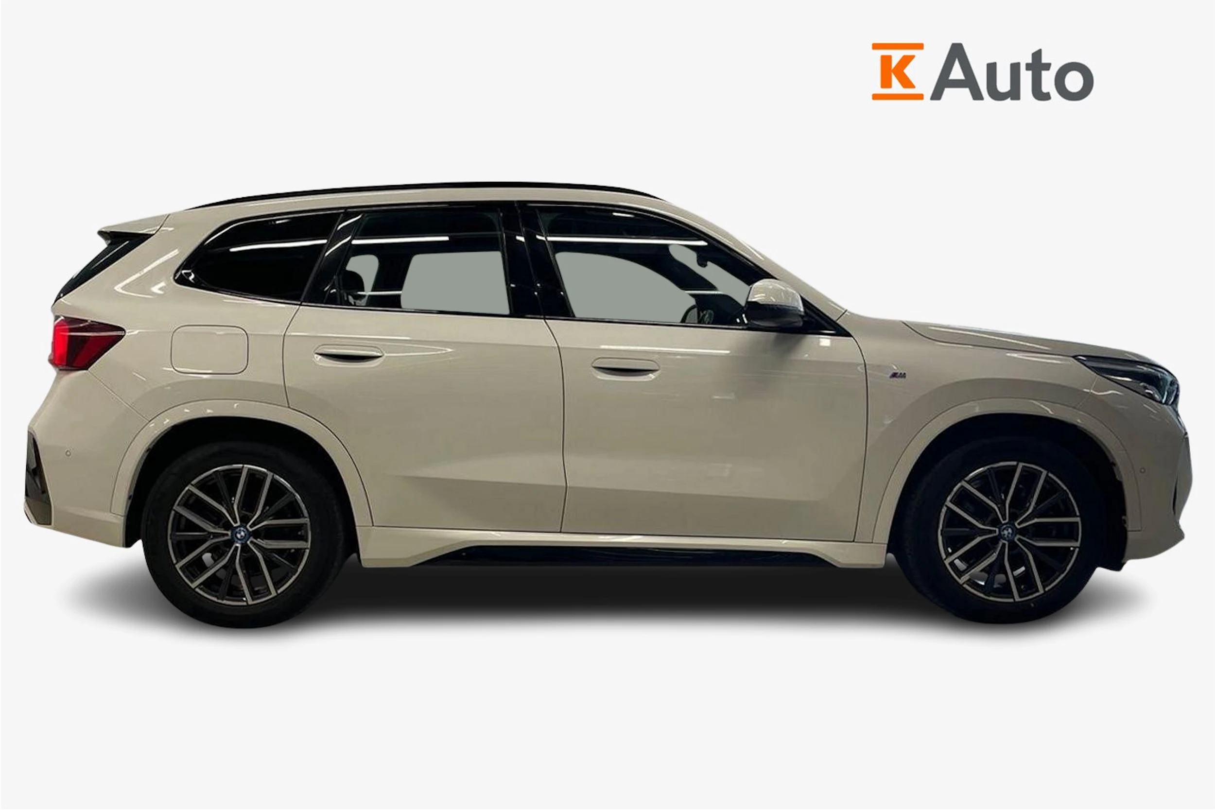 Valkoinen BMW X1 2023 kuva 5.