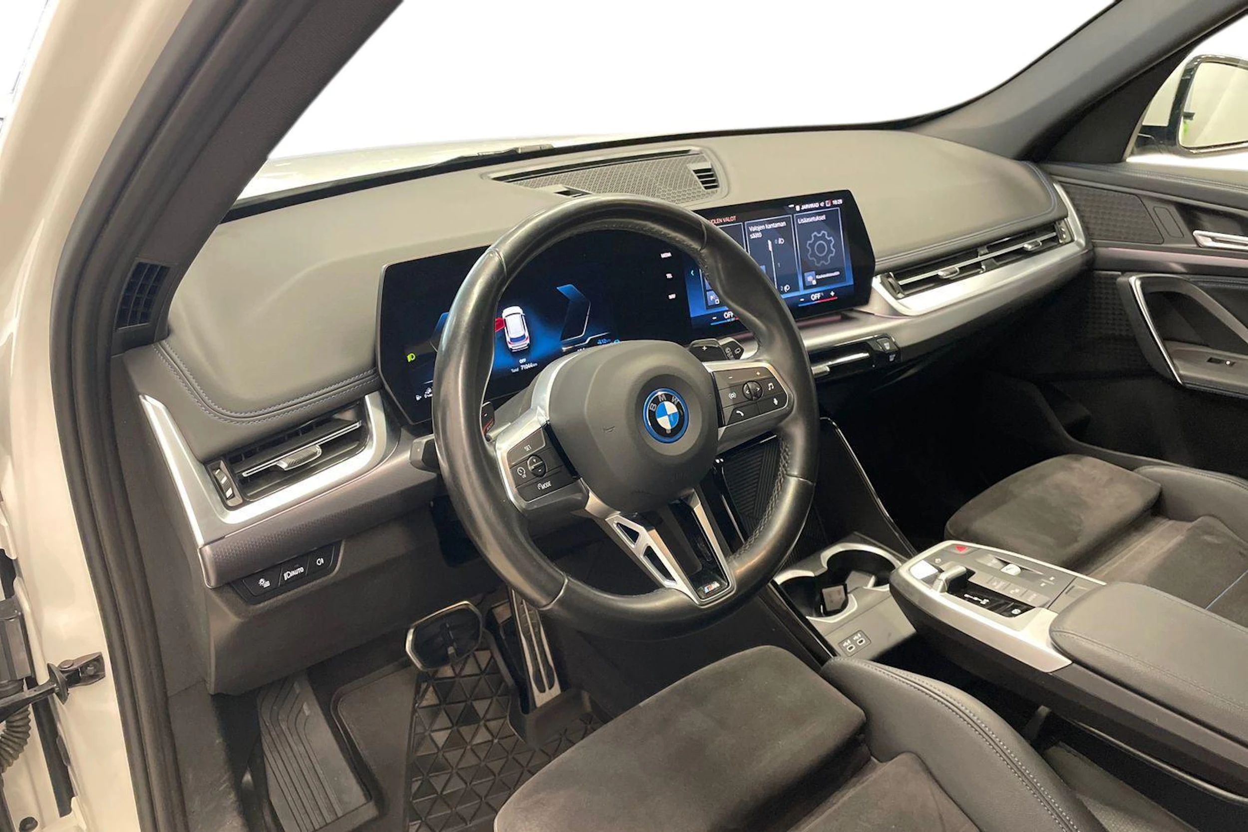 Valkoinen BMW X1 2023 kuva 6.