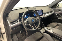 Valkoinen BMW X1 2023 kuva 6.