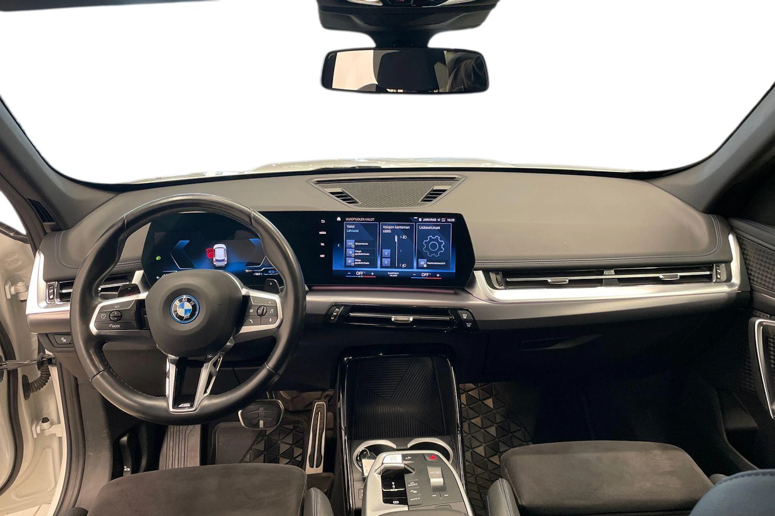 Valkoinen BMW X1 2023 kuva 7.