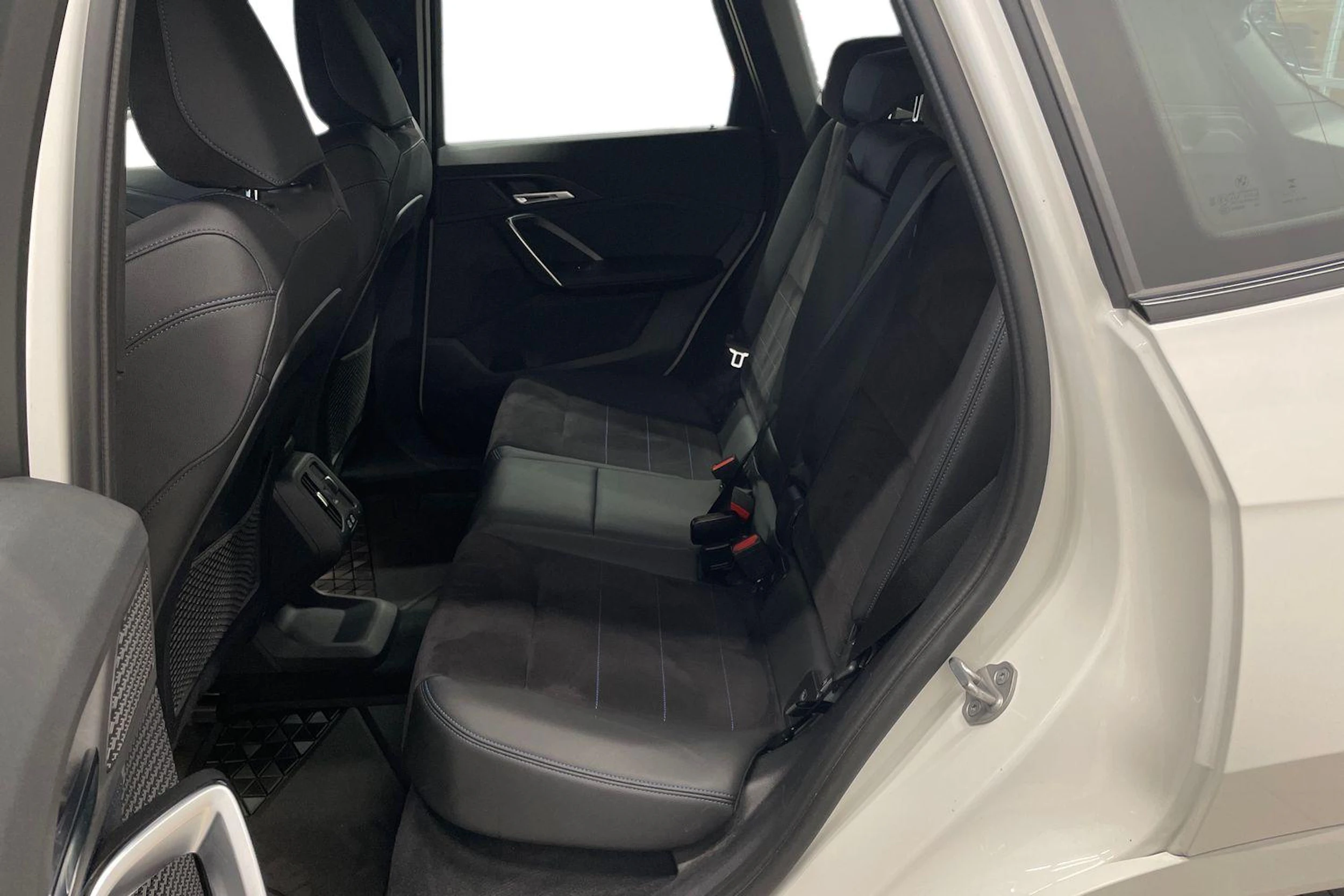 Valkoinen BMW X1 2023 kuva 8.