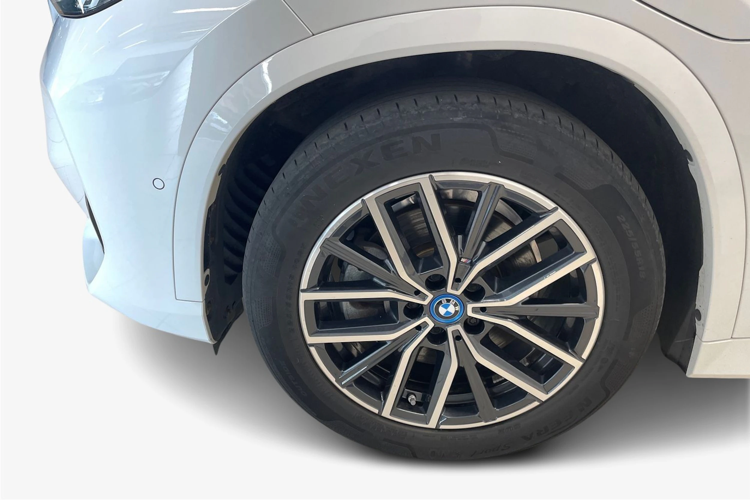 Valkoinen BMW X1 2023 kuva 9.